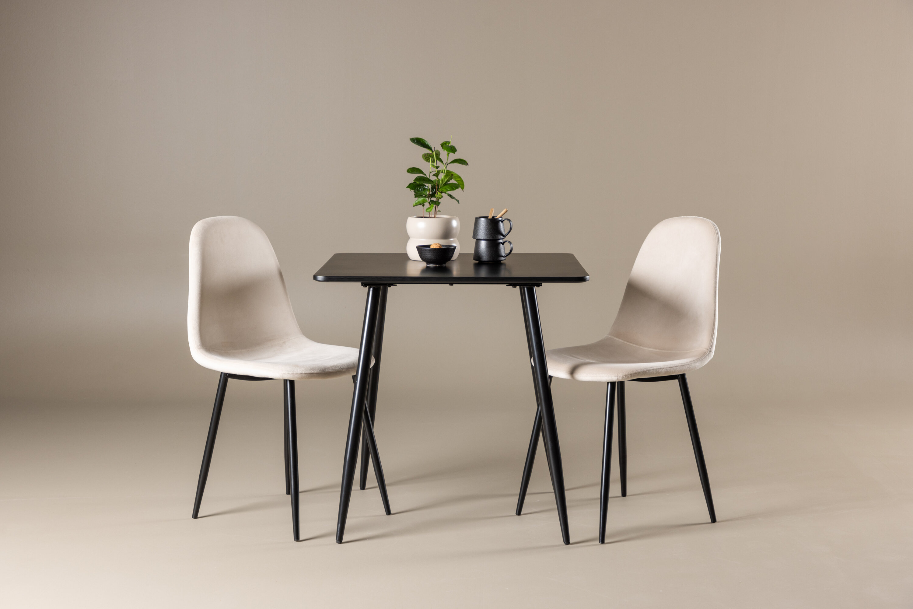 Polar, Polar ensemble repas rectangulaire noir, beige en situation dans une pièce décorée