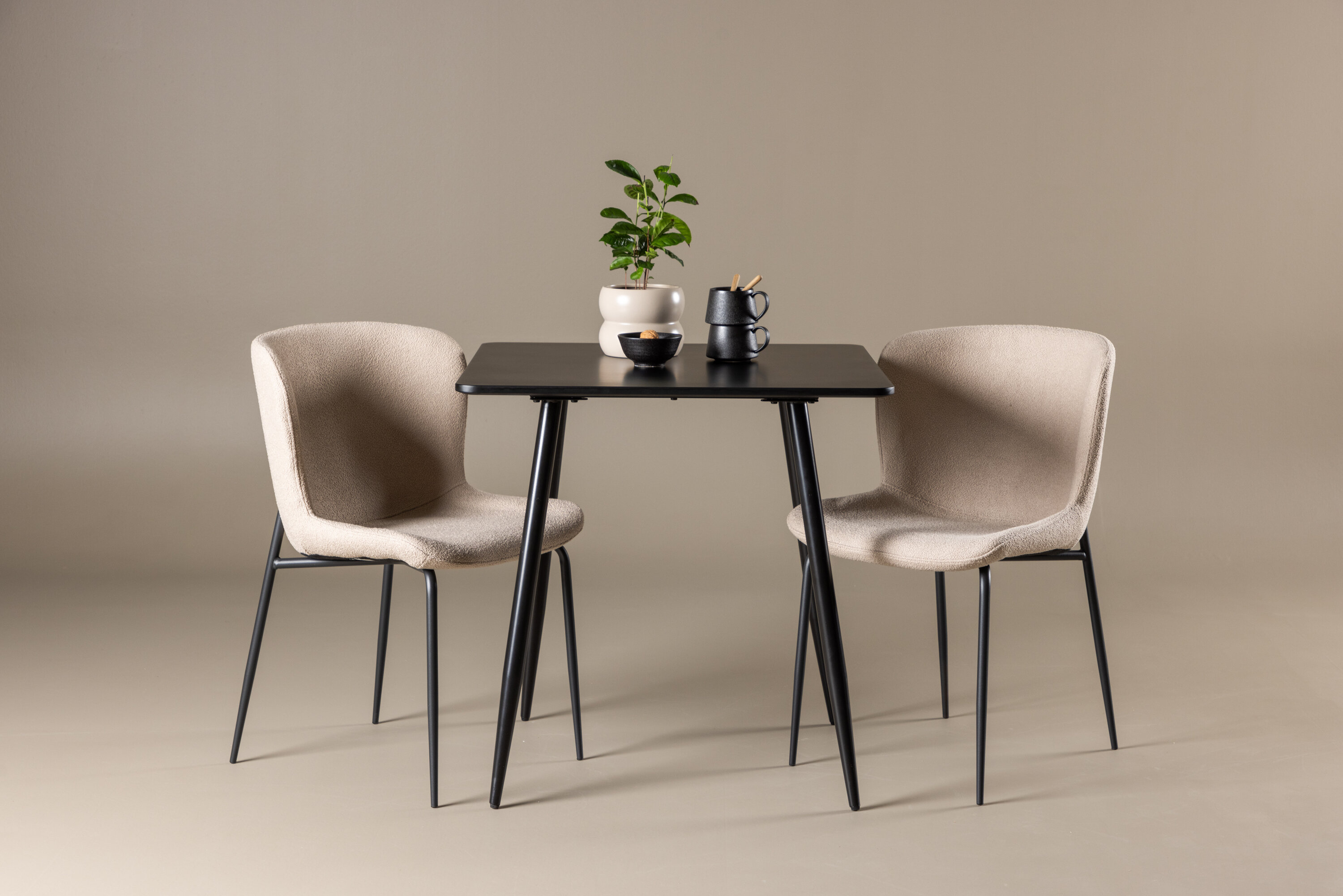 Polar, Modesto ensemble repas rectangulaire noir, beige en situation dans une pièce décorée