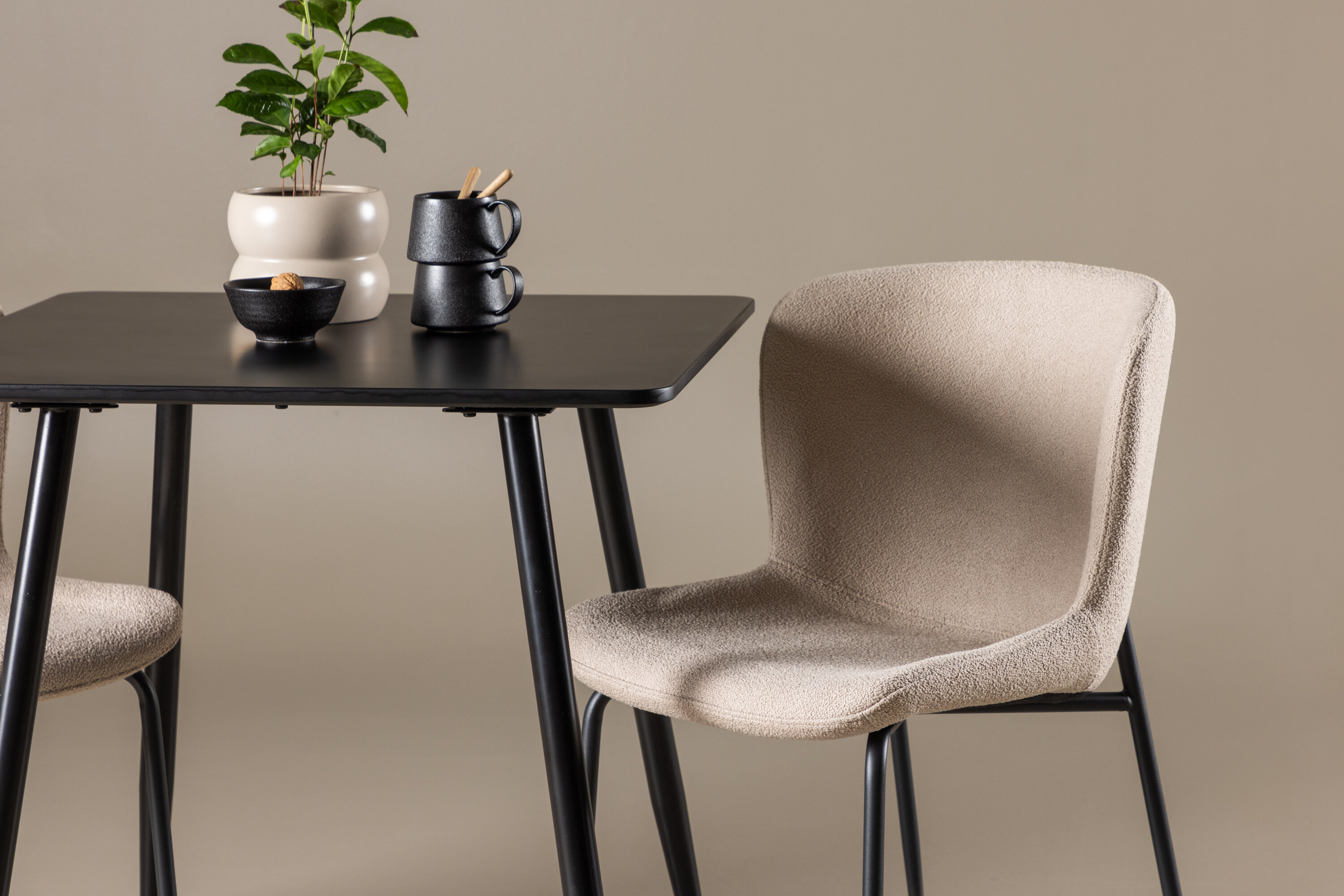 Polar, Modesto ensemble repas rectangulaire noir, beige en situation dans une pièce décorée