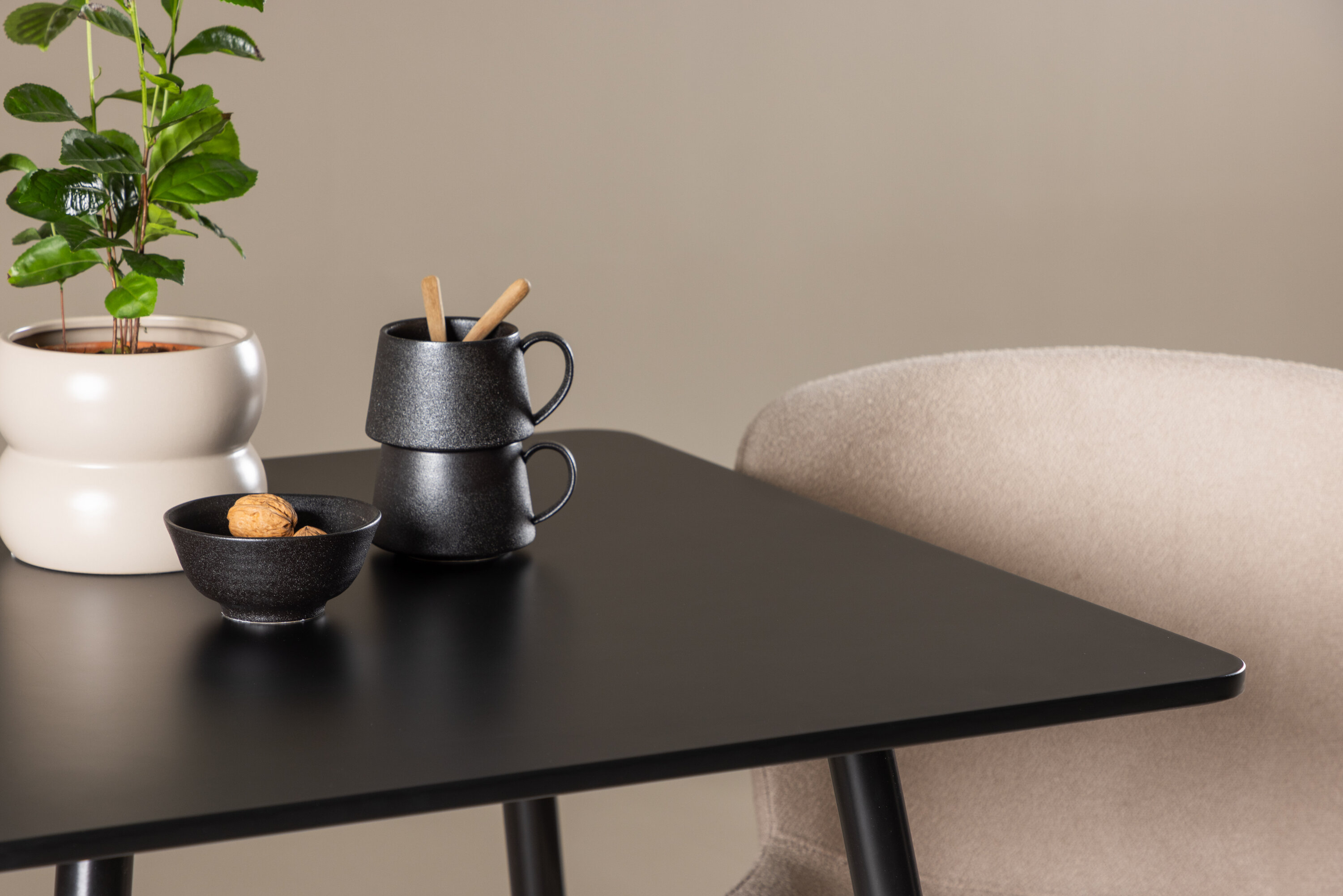 Polar, Modesto ensemble repas rectangulaire noir, beige en situation dans une pièce décorée