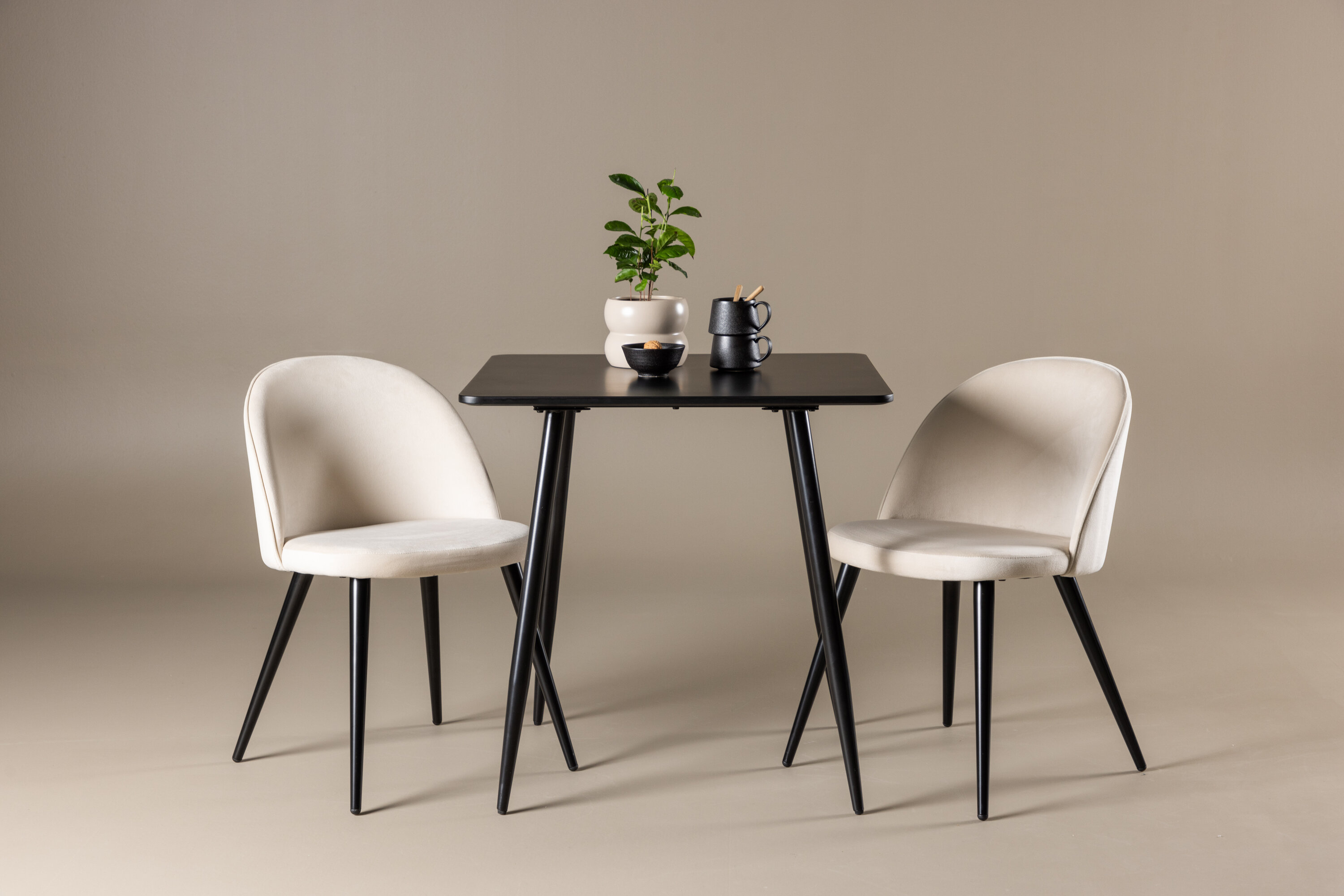 Polar, Velvet ensemble repas rectangulaire noir, beige en situation dans une pièce décorée