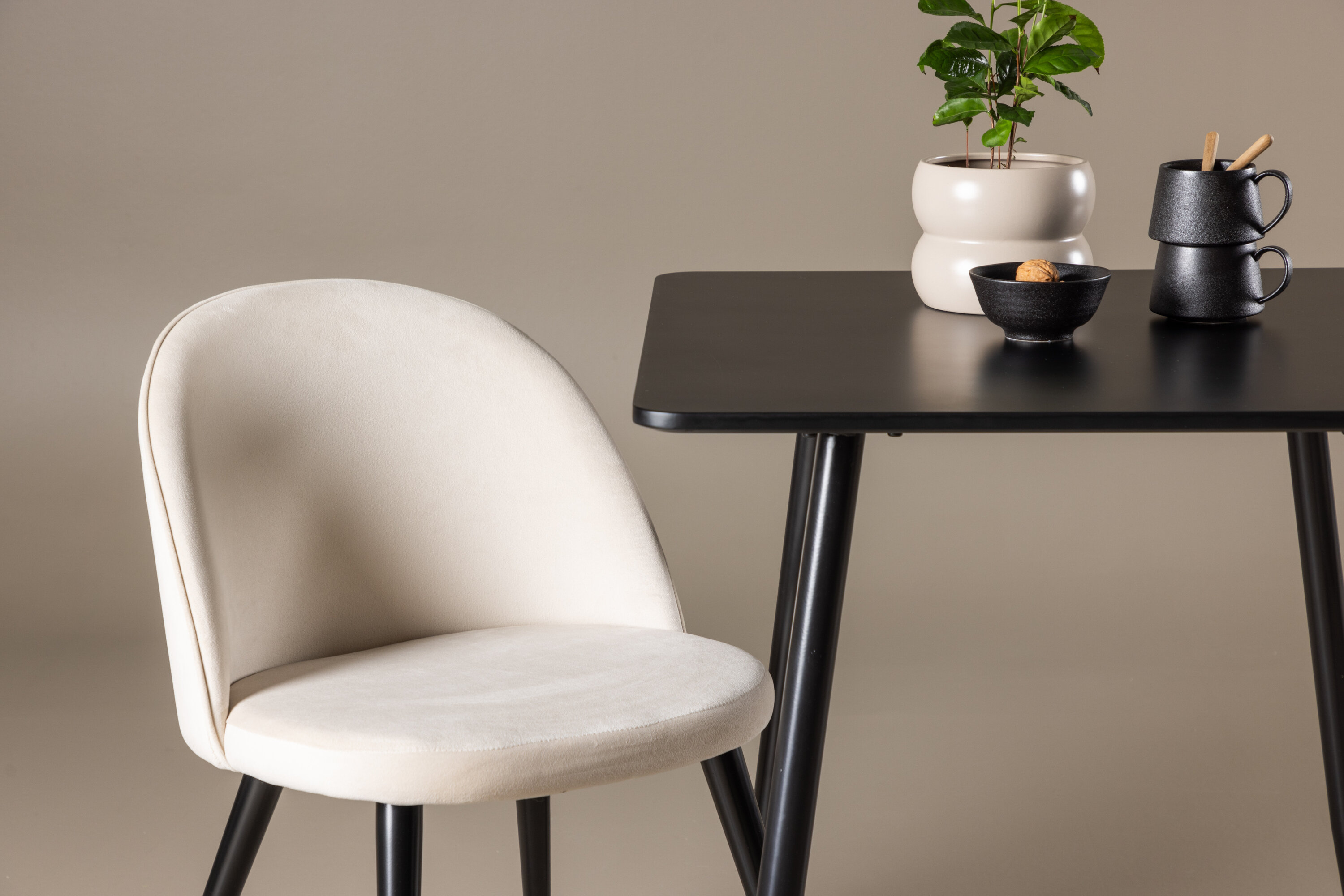 Polar, Velvet ensemble repas rectangulaire noir, beige en situation dans une pièce décorée