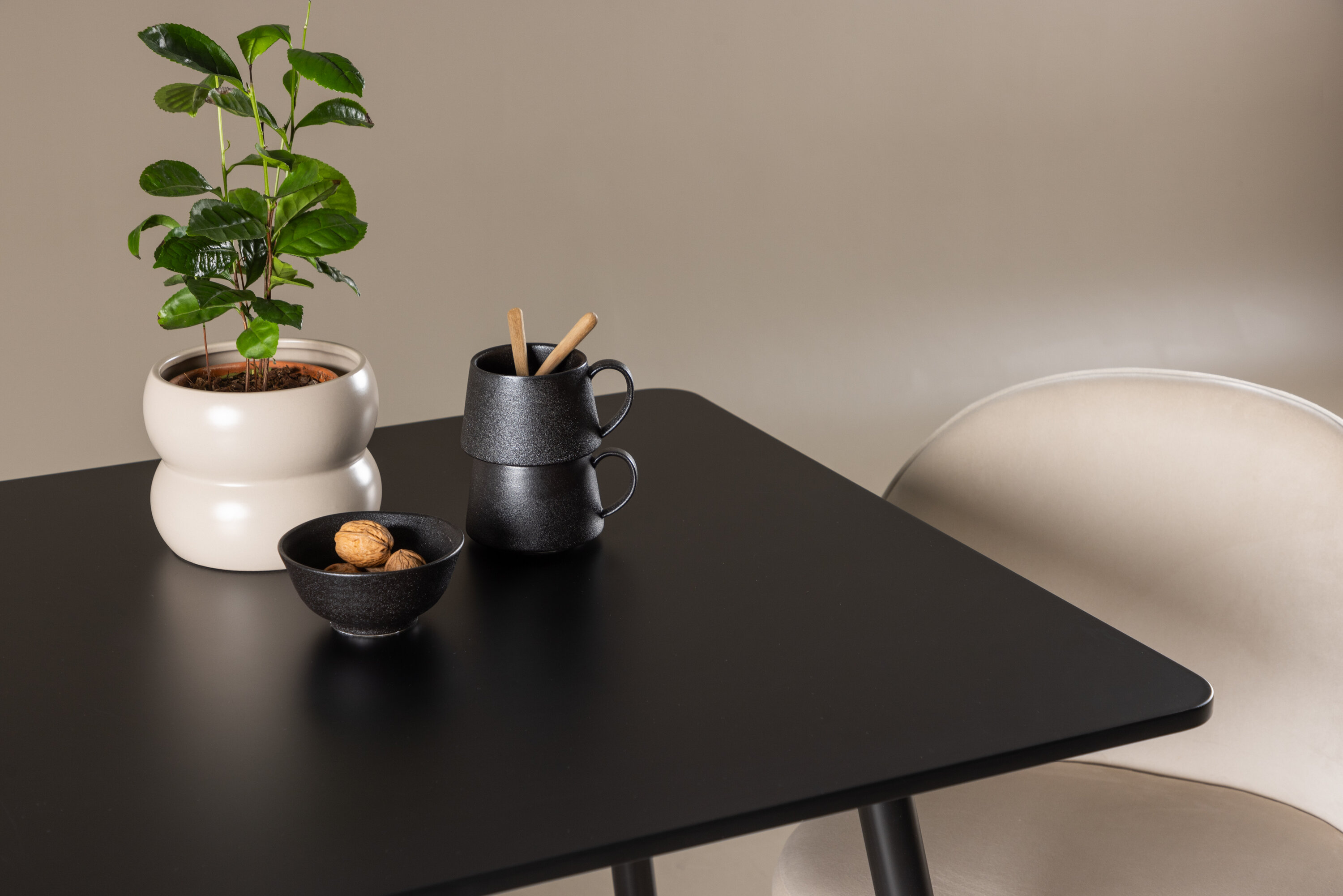 Polar, Velvet ensemble repas rectangulaire noir, beige en situation dans une pièce décorée