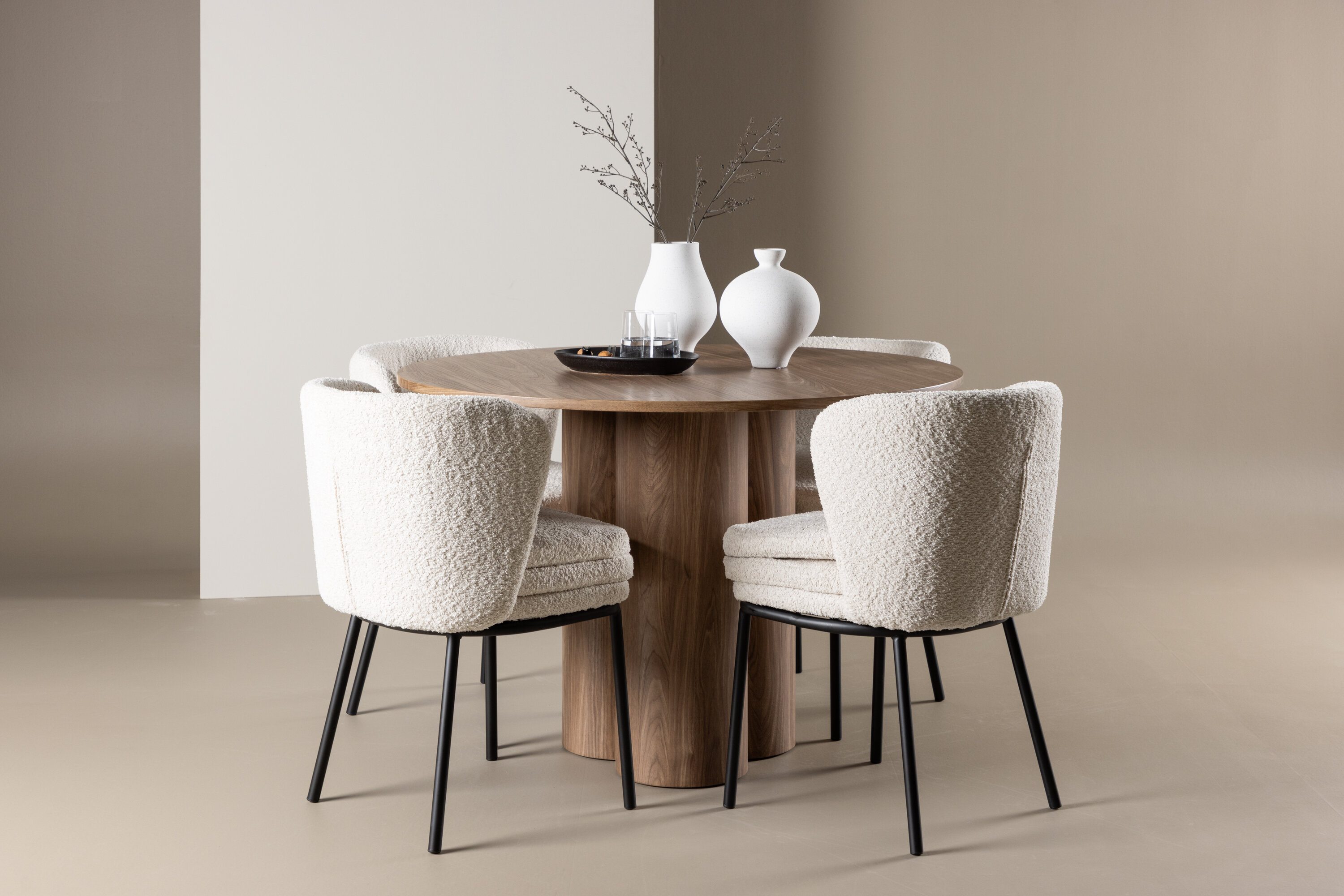 Olivia, Agnes ensemble repas rond marron, noir, blanc en situation dans une pièce décorée