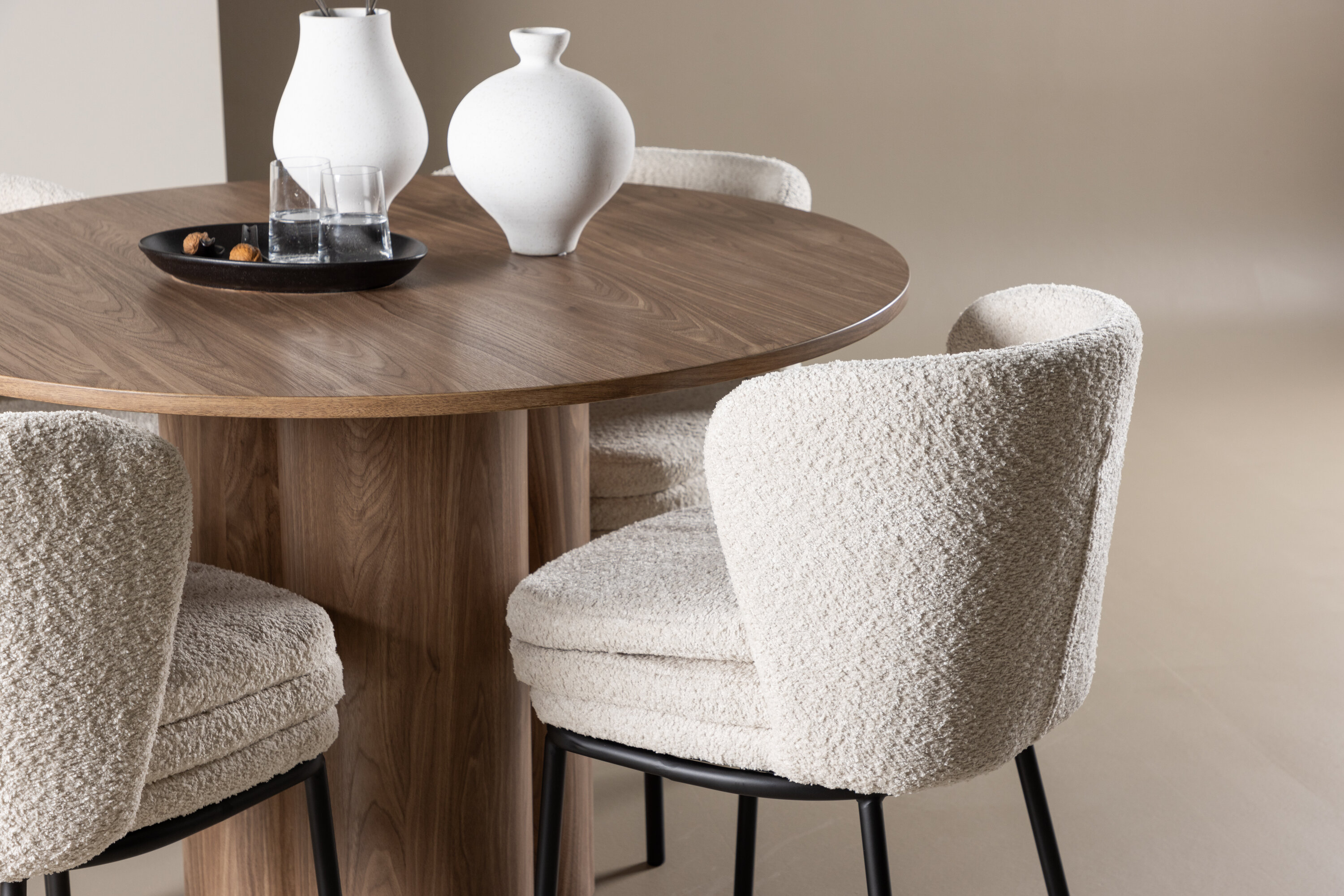 Olivia, Agnes ensemble repas rond marron, noir, blanc en situation dans une pièce décorée