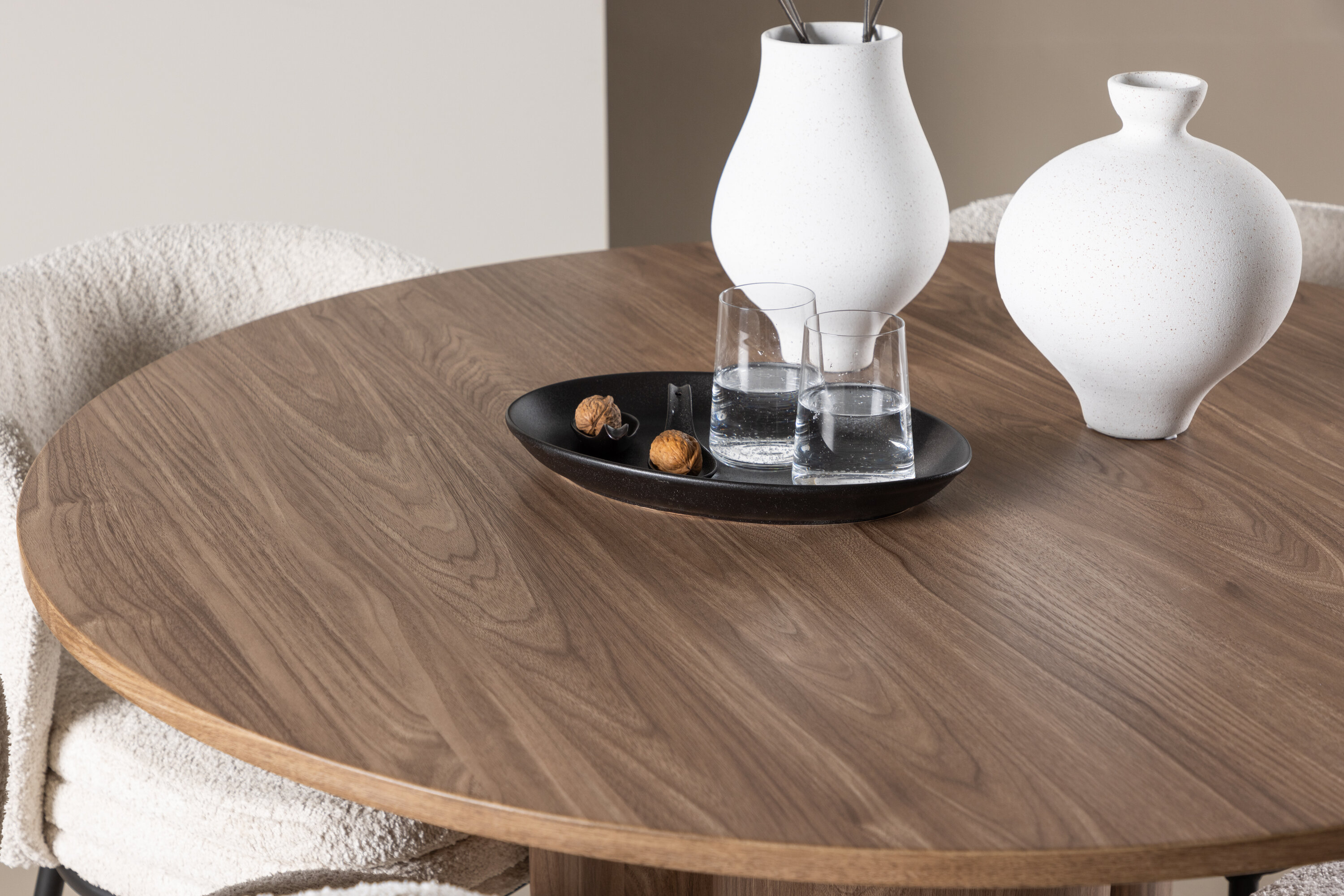 Olivia, Agnes ensemble repas rond marron, noir, blanc en situation dans une pièce décorée