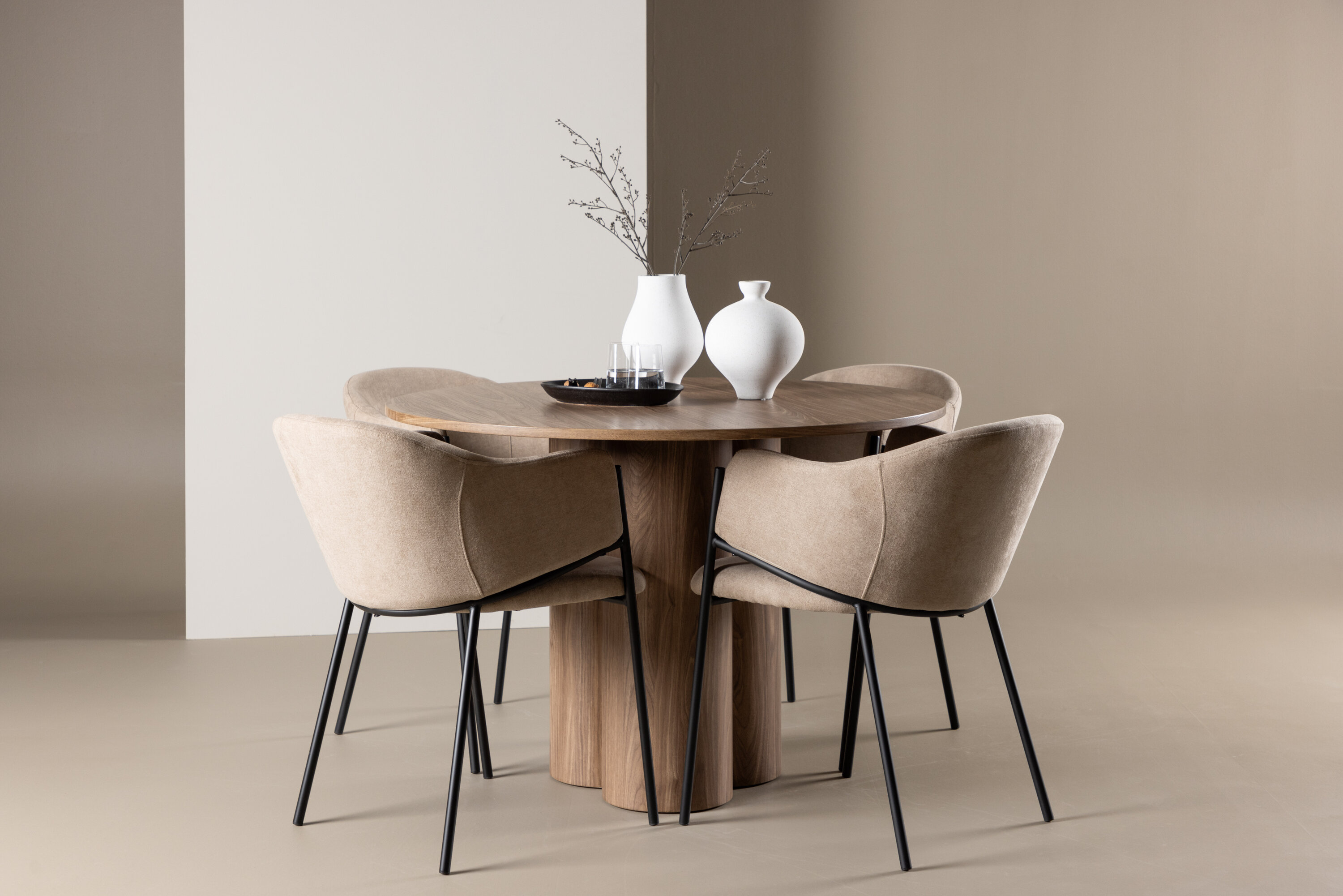 Olivia, Evelina ensemble repas rond marron, beige, noir en situation dans une pièce décorée