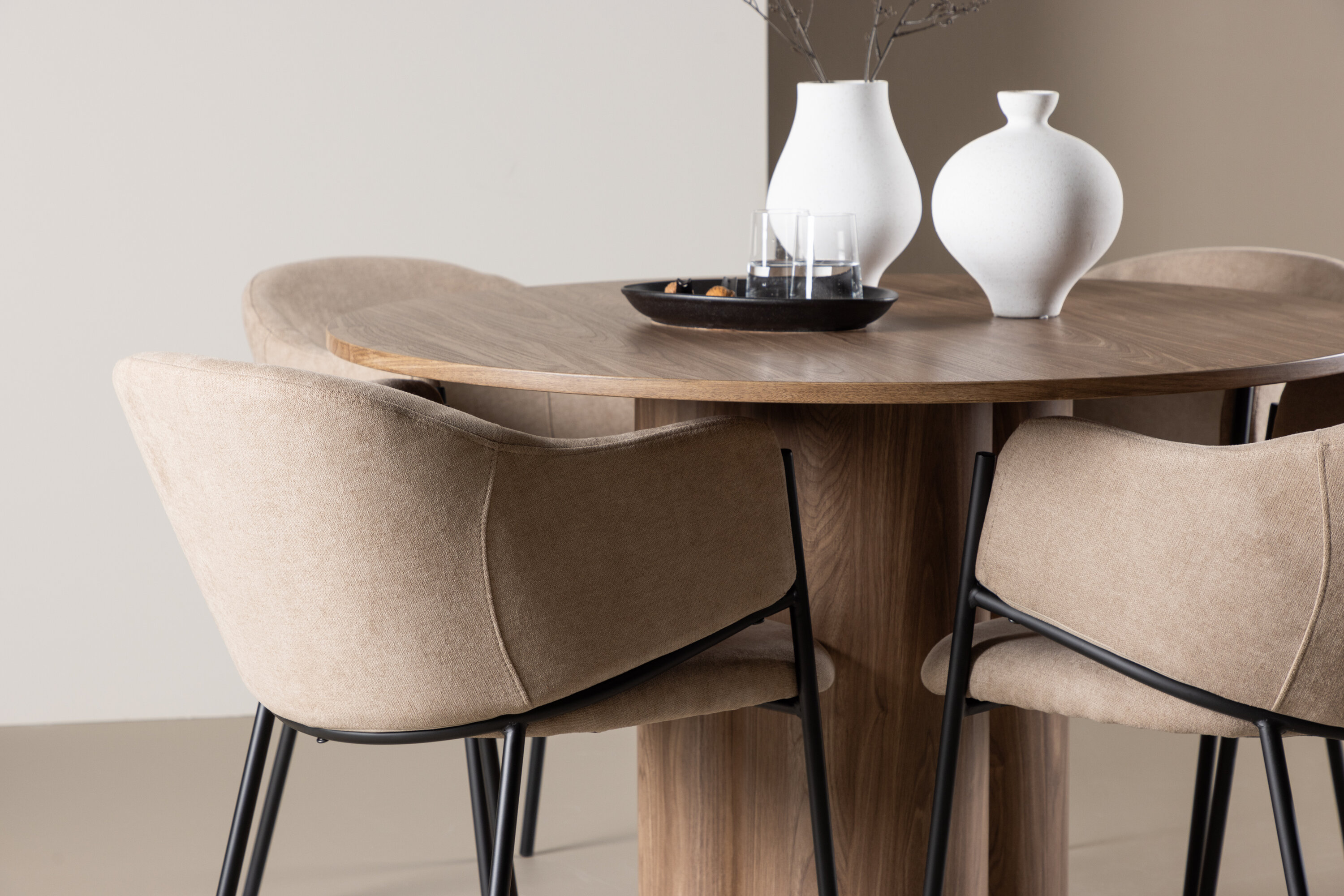 Olivia, Evelina ensemble repas rond marron, beige, noir en situation dans une pièce décorée