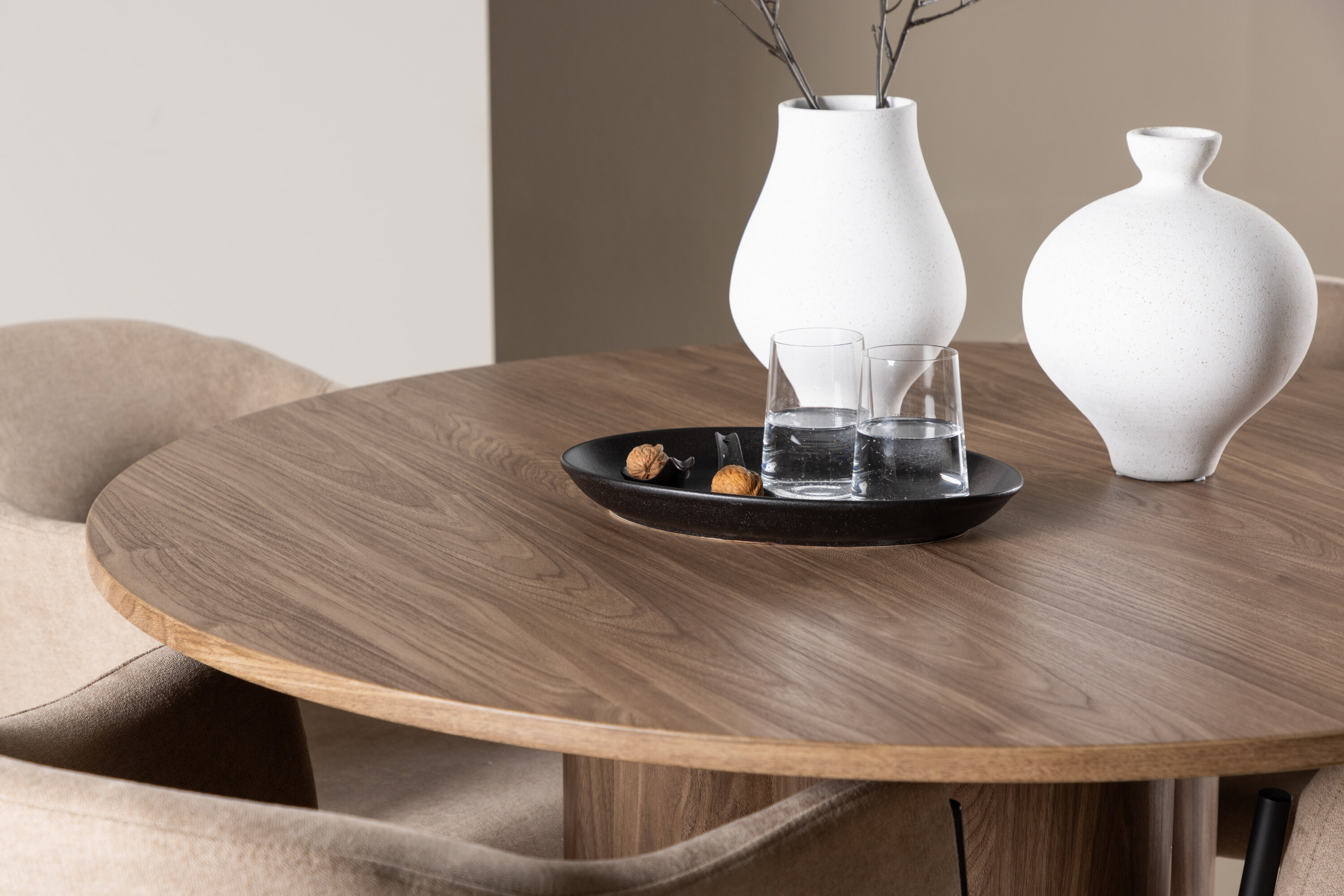 Olivia, Evelina ensemble repas rond marron, beige, noir en situation dans une pièce décorée
