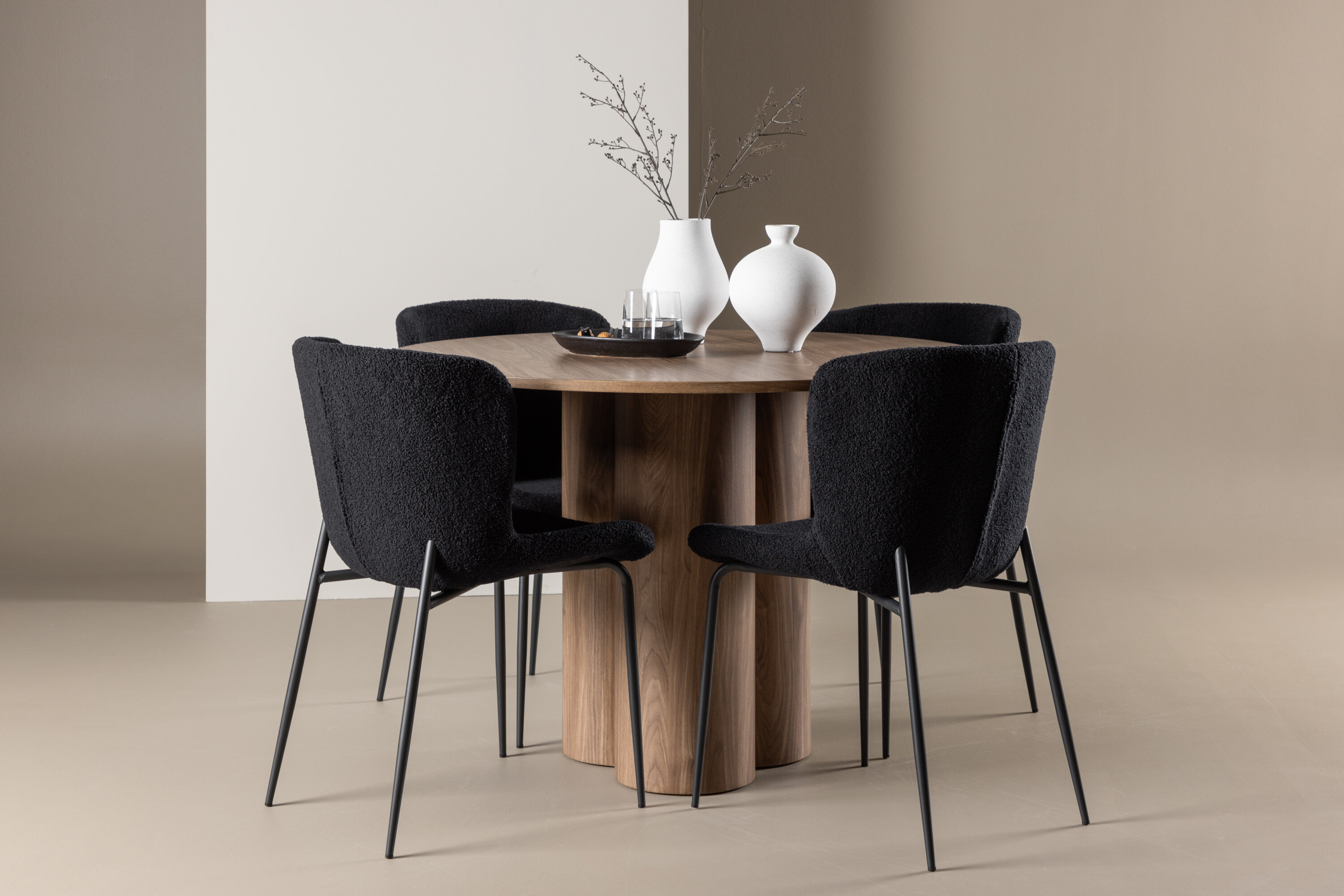 Olivia, Modesto ensemble repas rond marron, noir en situation dans une pièce décorée