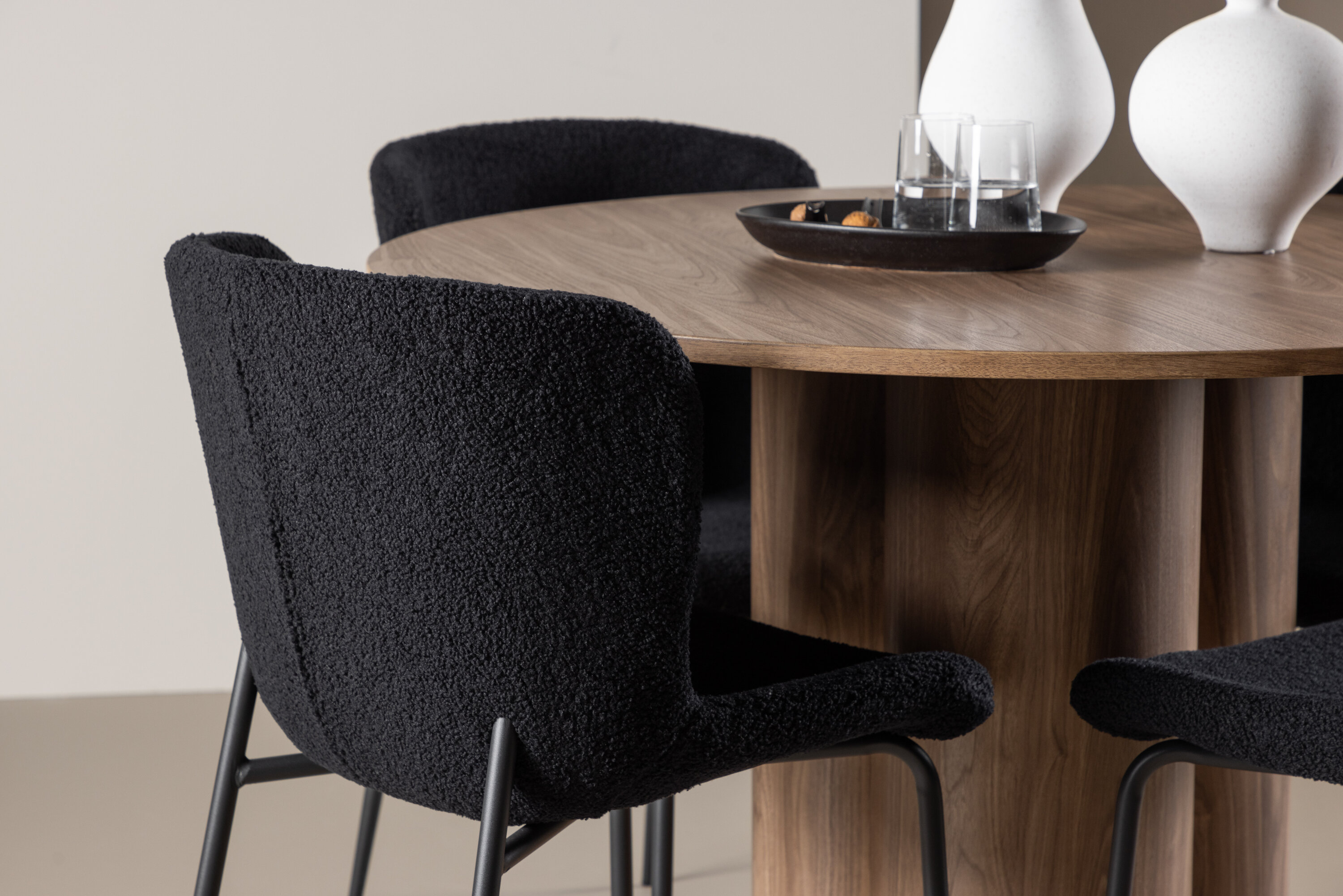 Olivia, Modesto ensemble repas rond marron, noir en situation dans une pièce décorée