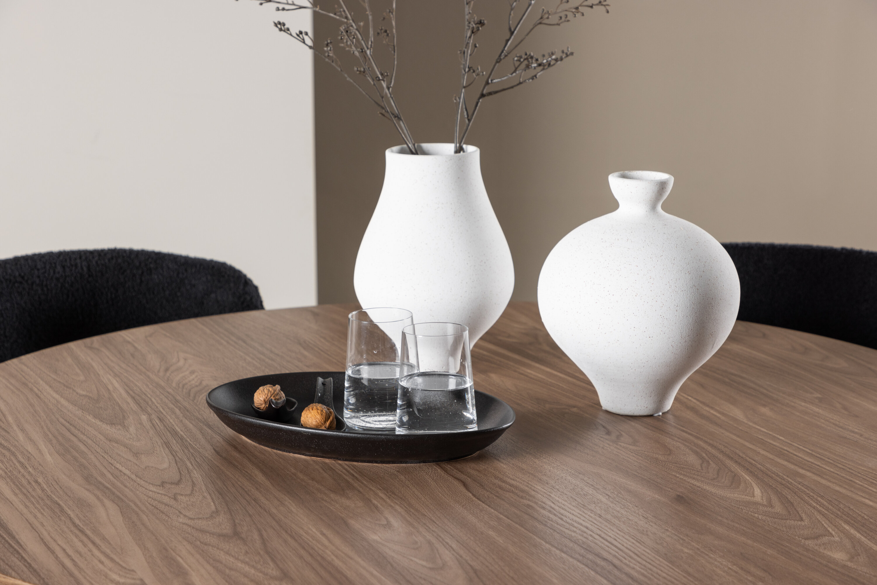Olivia, Modesto ensemble repas rond marron, noir en situation dans une pièce décorée