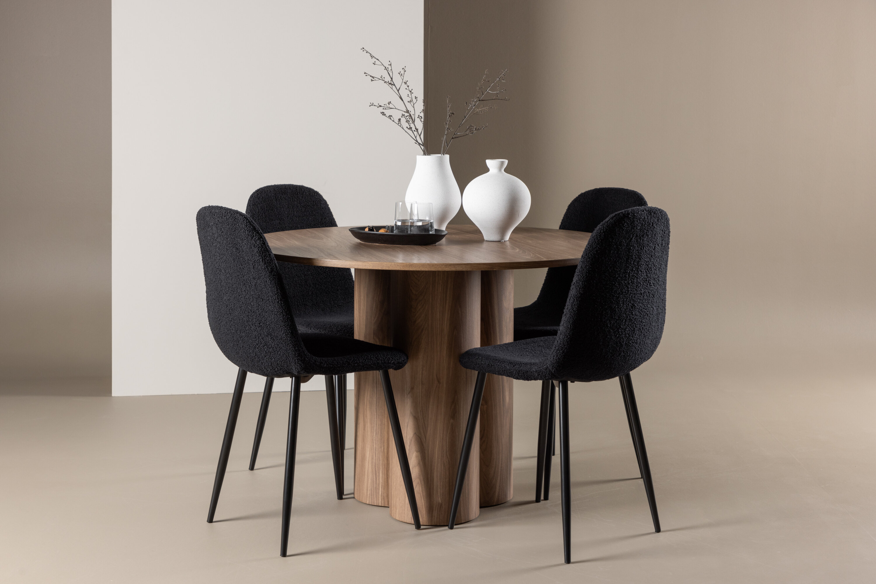 Olivia, Polar ensemble repas rond marron, noir en situation dans une pièce décorée
