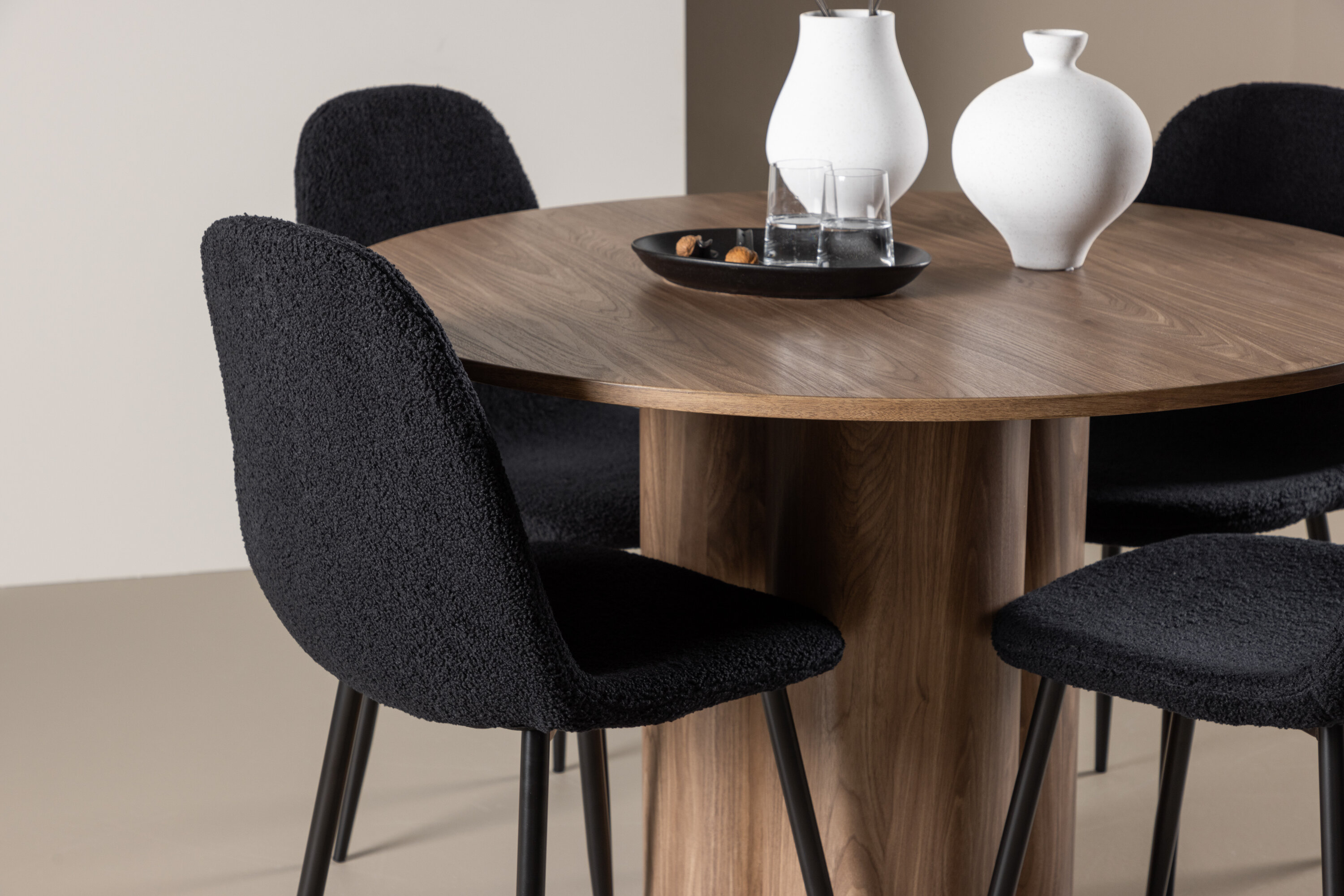 Olivia, Polar ensemble repas rond marron, noir en situation dans une pièce décorée
