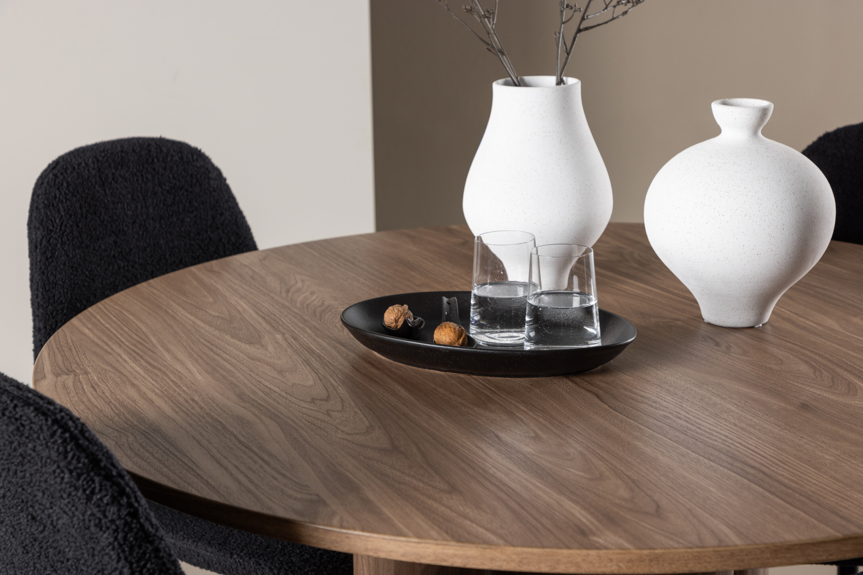 Olivia, Polar ensemble repas rond marron, noir en situation dans une pièce décorée