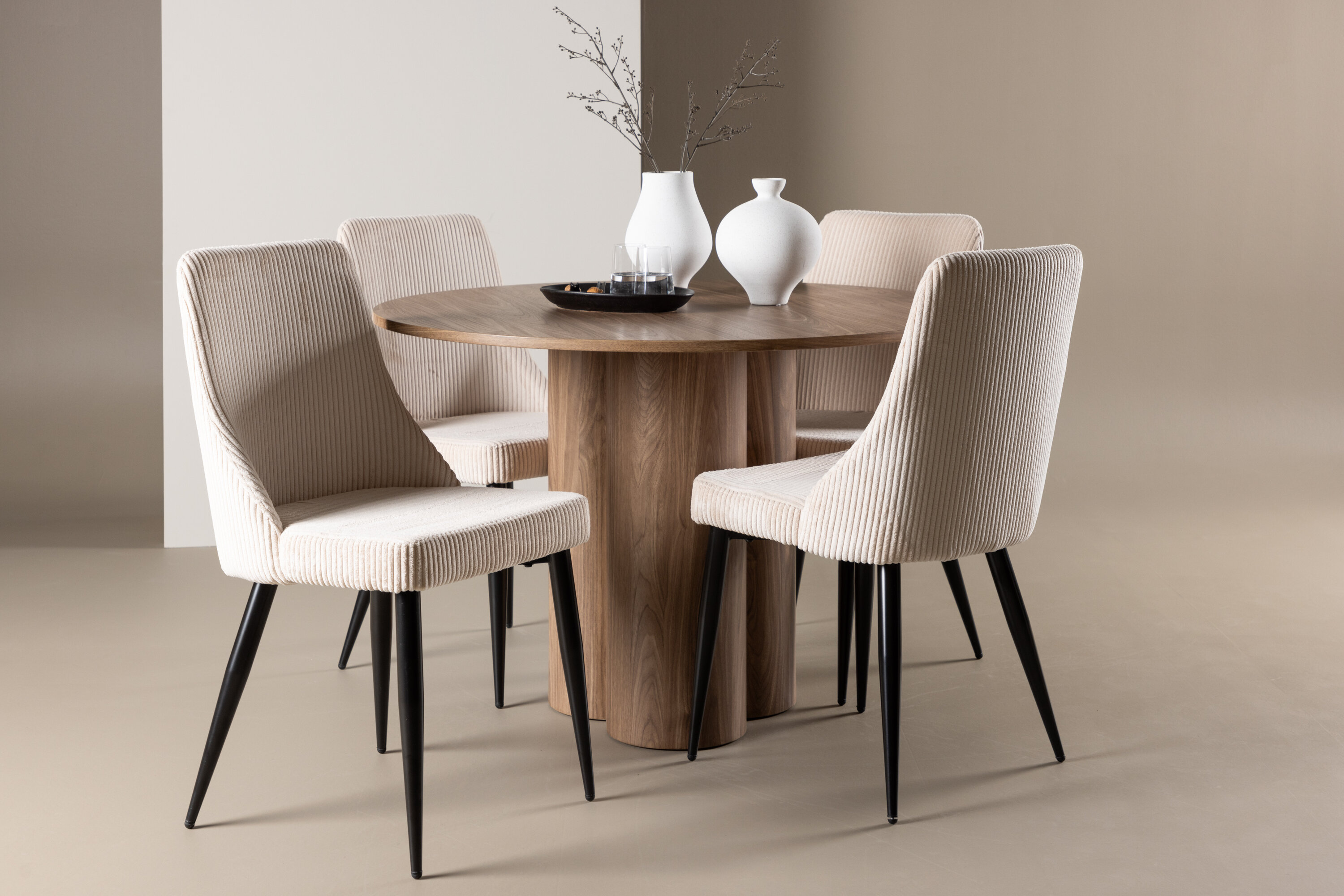 Olivia, Leone ensemble repas rond marron, beige, noir en situation dans une pièce décorée