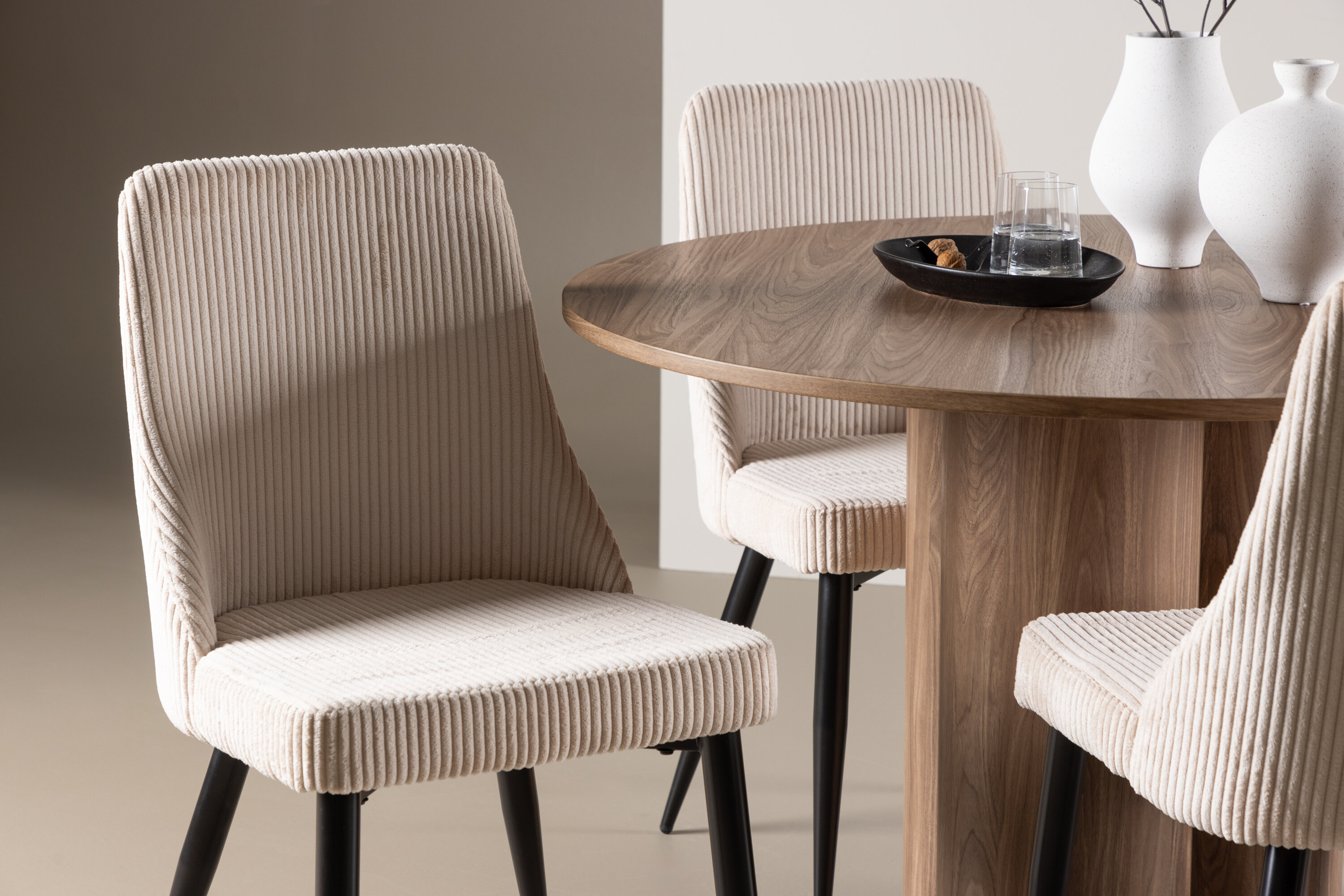 Olivia, Leone ensemble repas rond marron, beige, noir en situation dans une pièce décorée