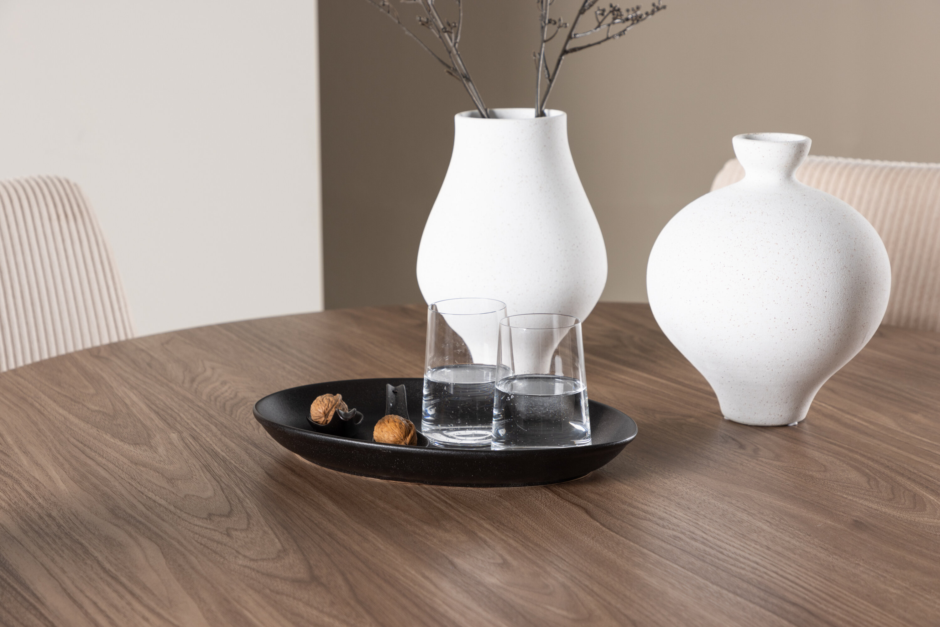Olivia, Leone ensemble repas rond marron, beige, noir en situation dans une pièce décorée