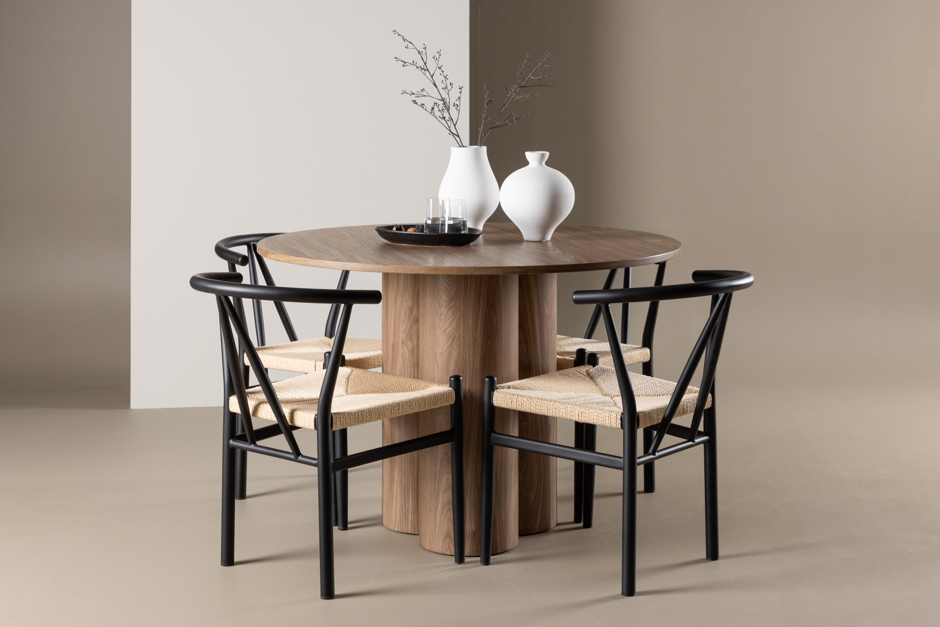 Olivia, Alfons ensemble repas rond marron, noir, beige en situation dans une pièce décorée