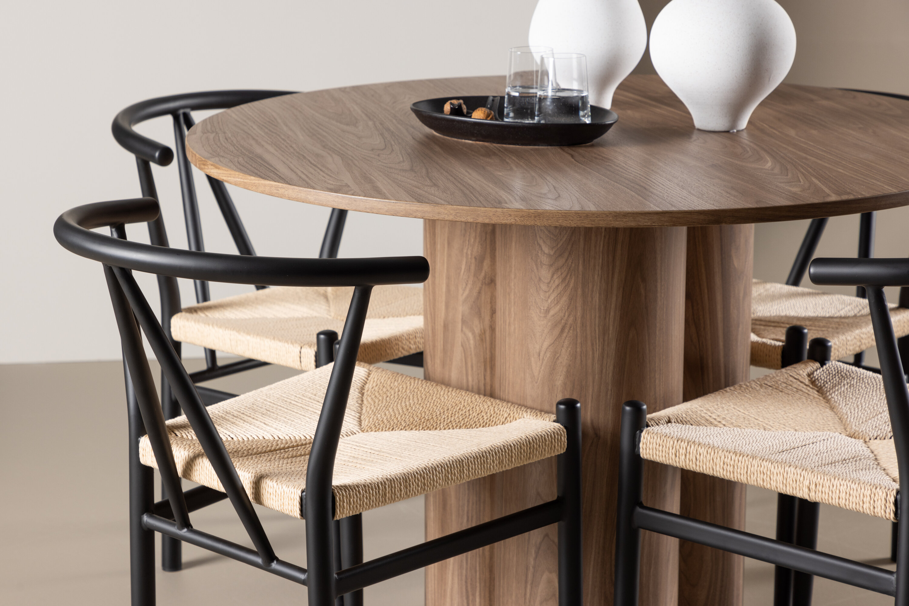 Olivia, Alfons ensemble repas rond marron, noir, beige en situation dans une pièce décorée