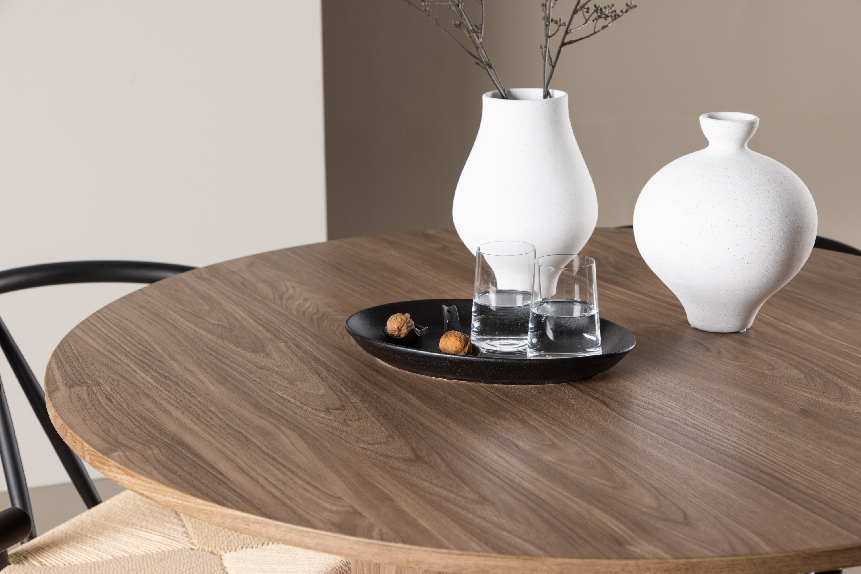 Olivia, Alfons ensemble repas rond marron, noir, beige en situation dans une pièce décorée