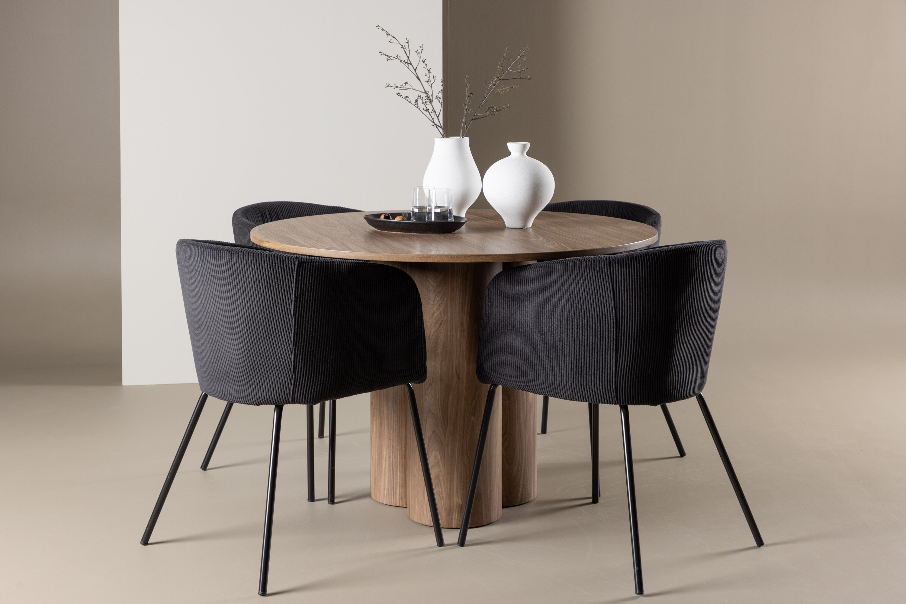 Olivia, Berit ensemble repas rond marron, noir en situation dans une pièce décorée