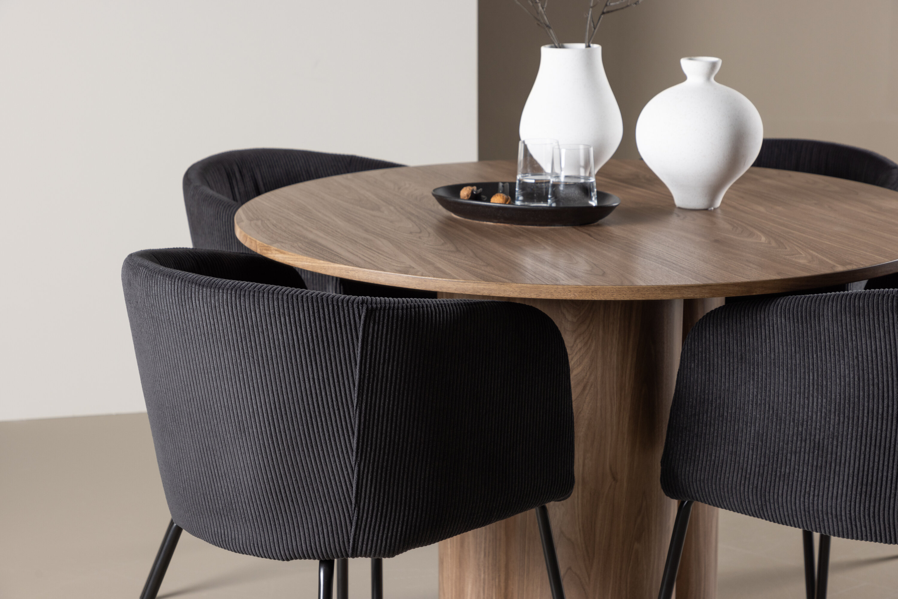Olivia, Berit ensemble repas rond marron, noir en situation dans une pièce décorée