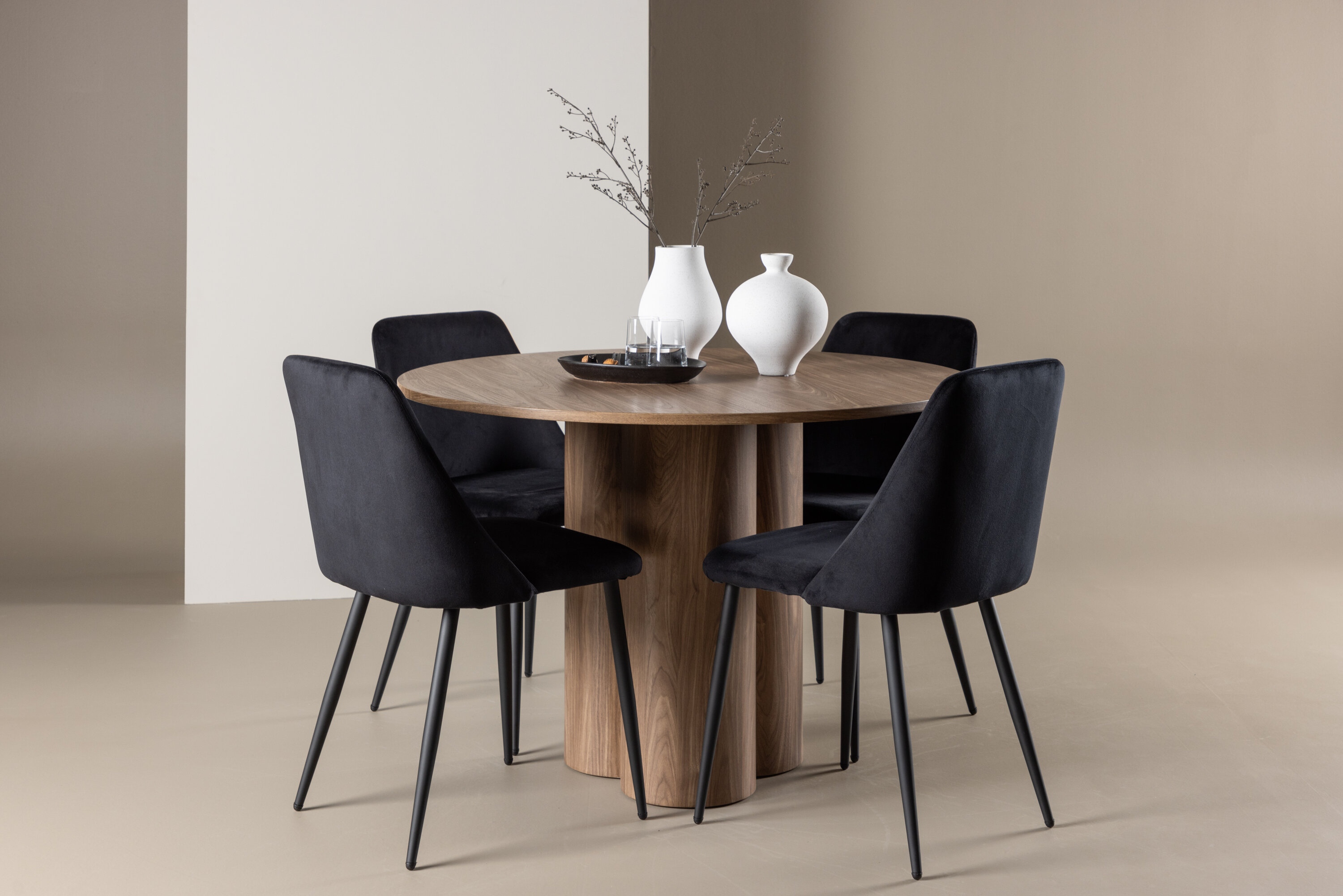Olivia, Night ensemble repas rond marron, noir en situation dans une pièce décorée