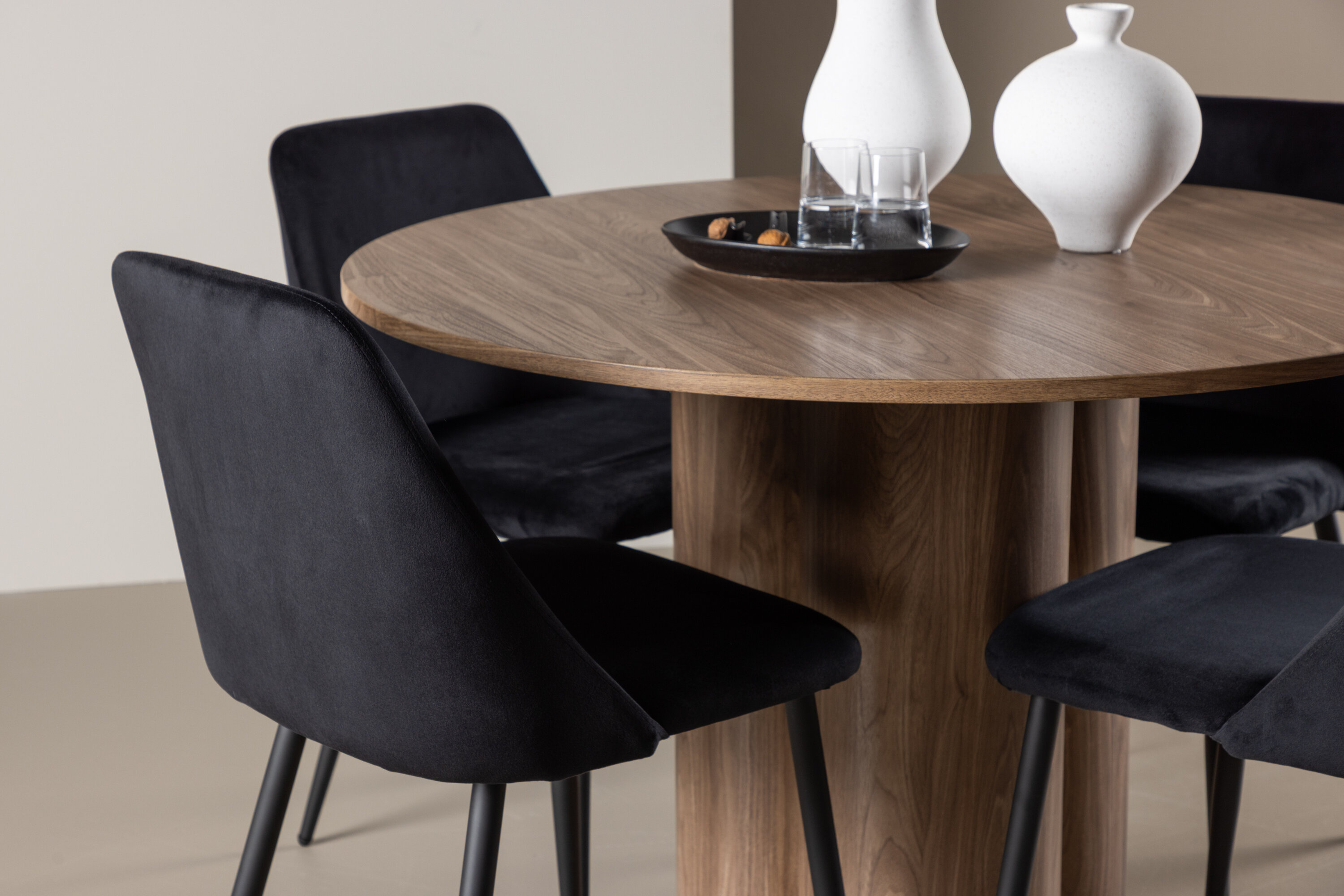 Olivia, Night ensemble repas rond marron, noir en situation dans une pièce décorée
