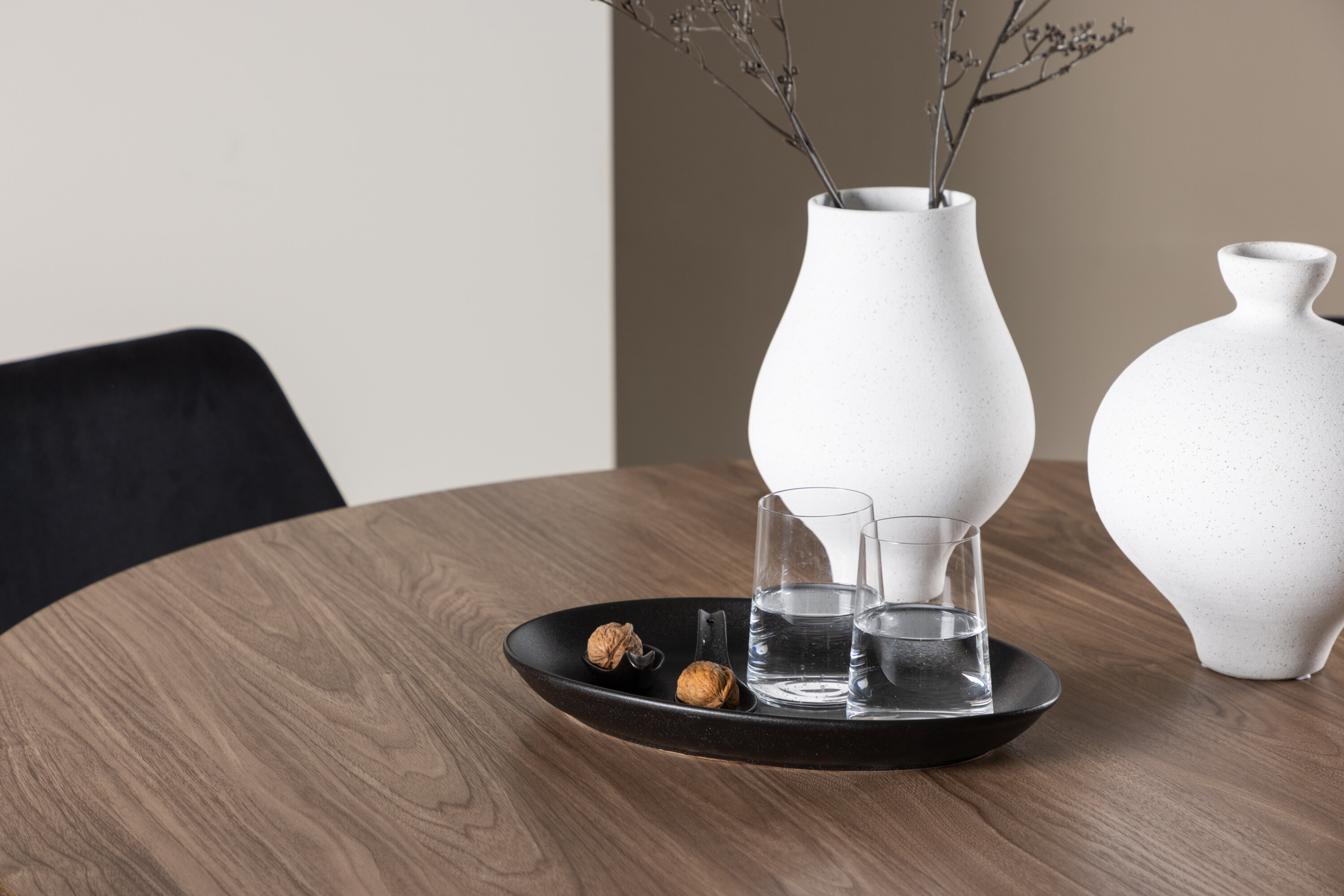 Olivia, Night ensemble repas rond marron, noir en situation dans une pièce décorée