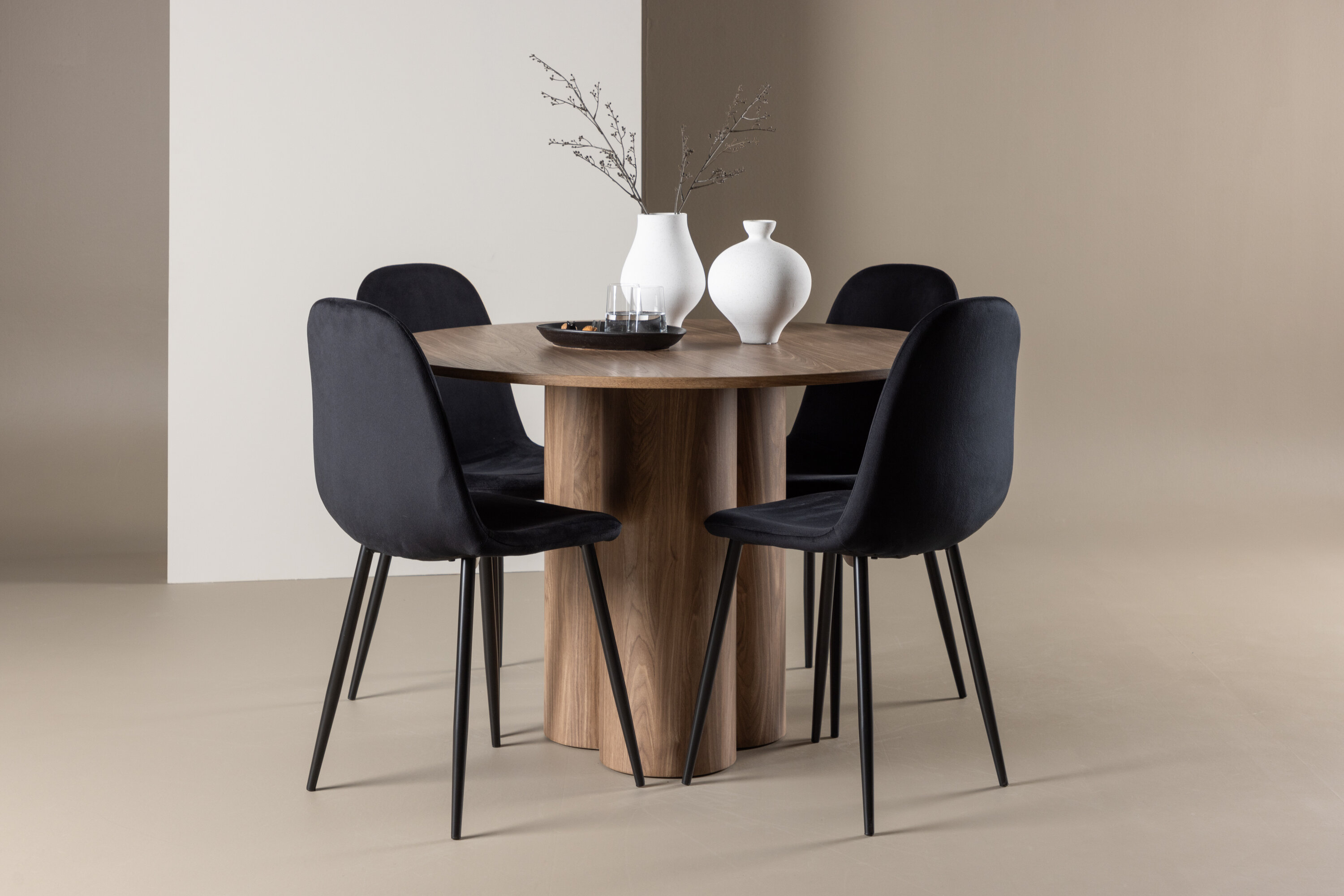 Olivia, Polar ensemble repas rond marron, noir en situation dans une pièce décorée