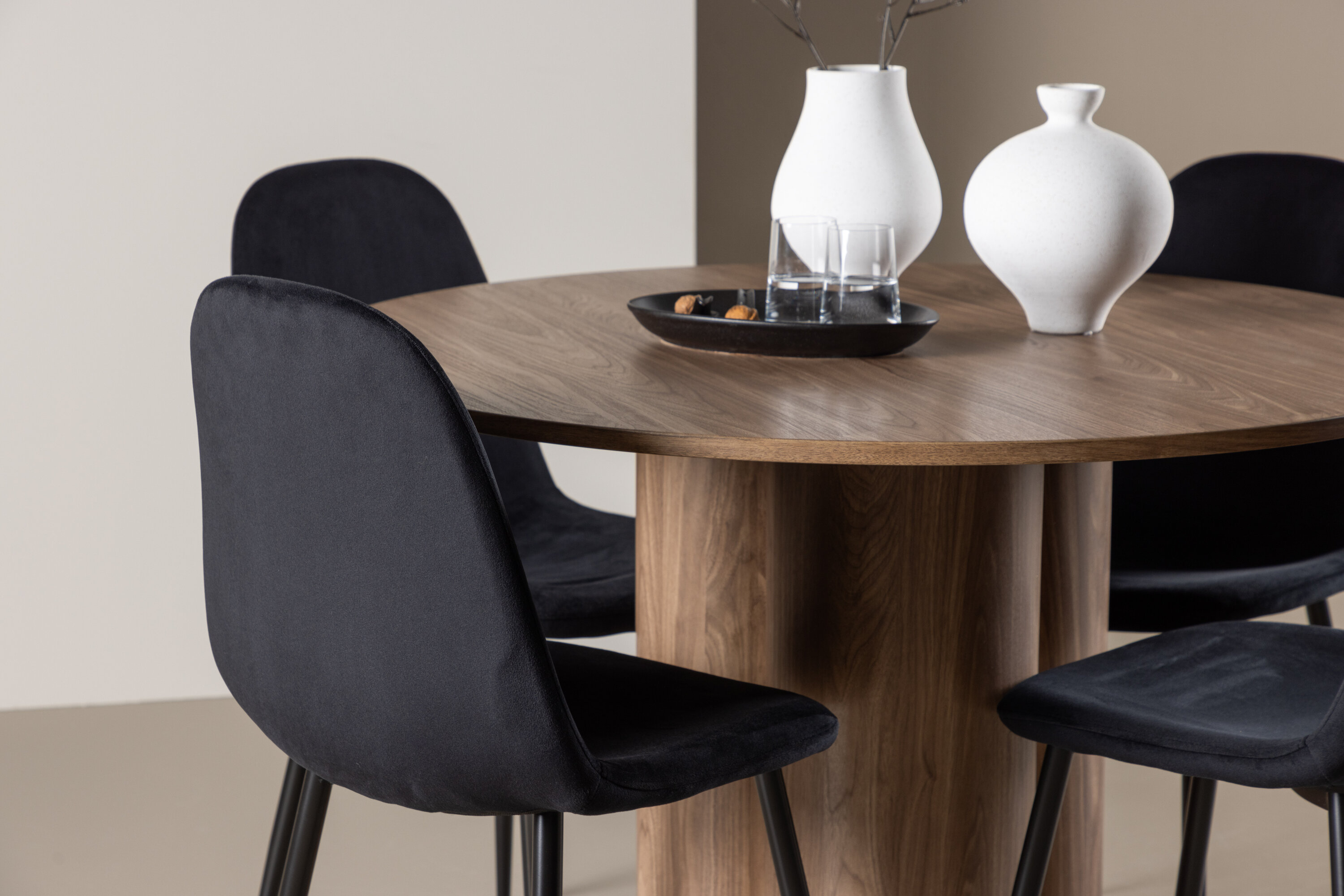 Olivia, Polar ensemble repas rond marron, noir en situation dans une pièce décorée