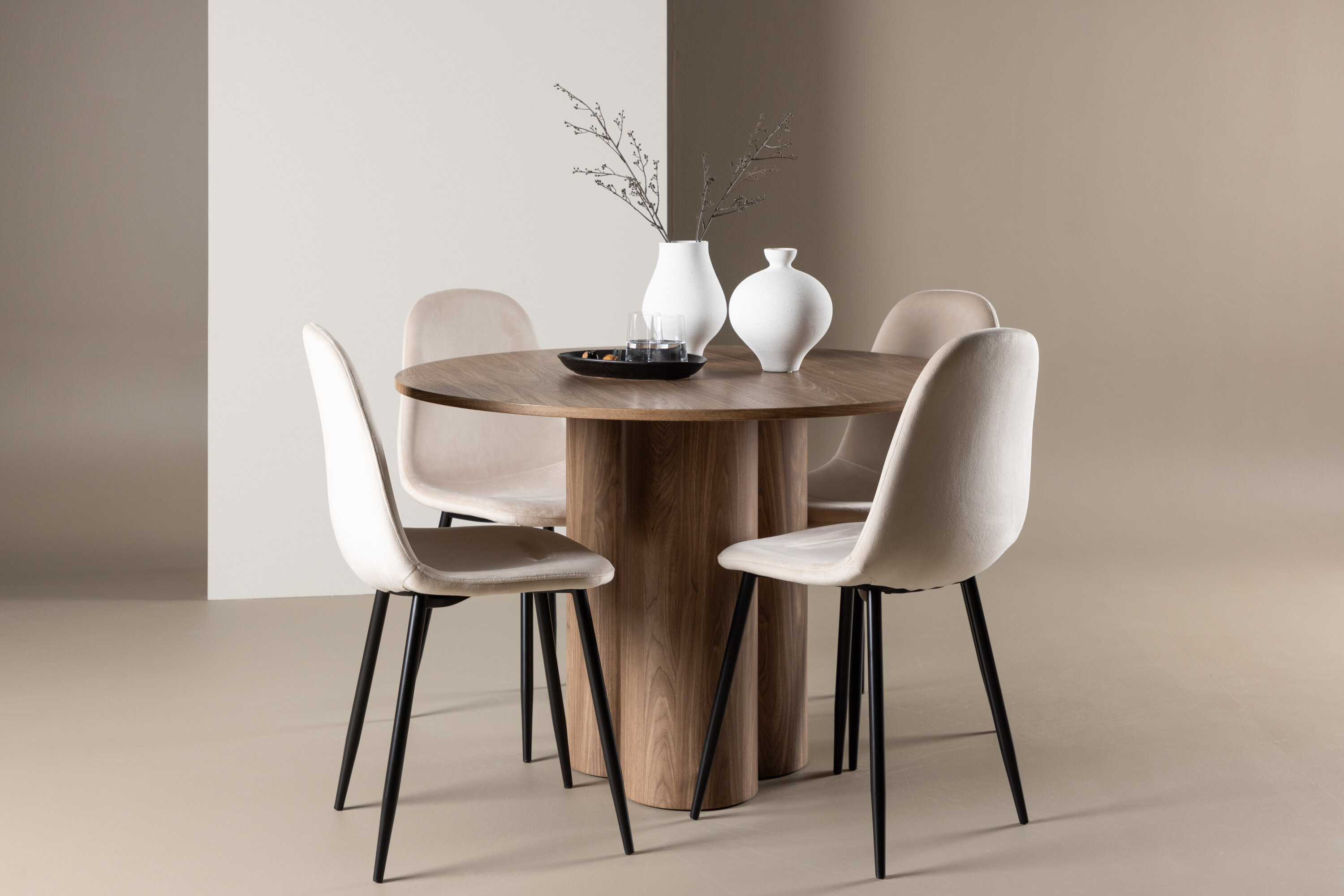 Olivia, Polar ensemble repas rond marron, beige, noir en situation dans une pièce décorée