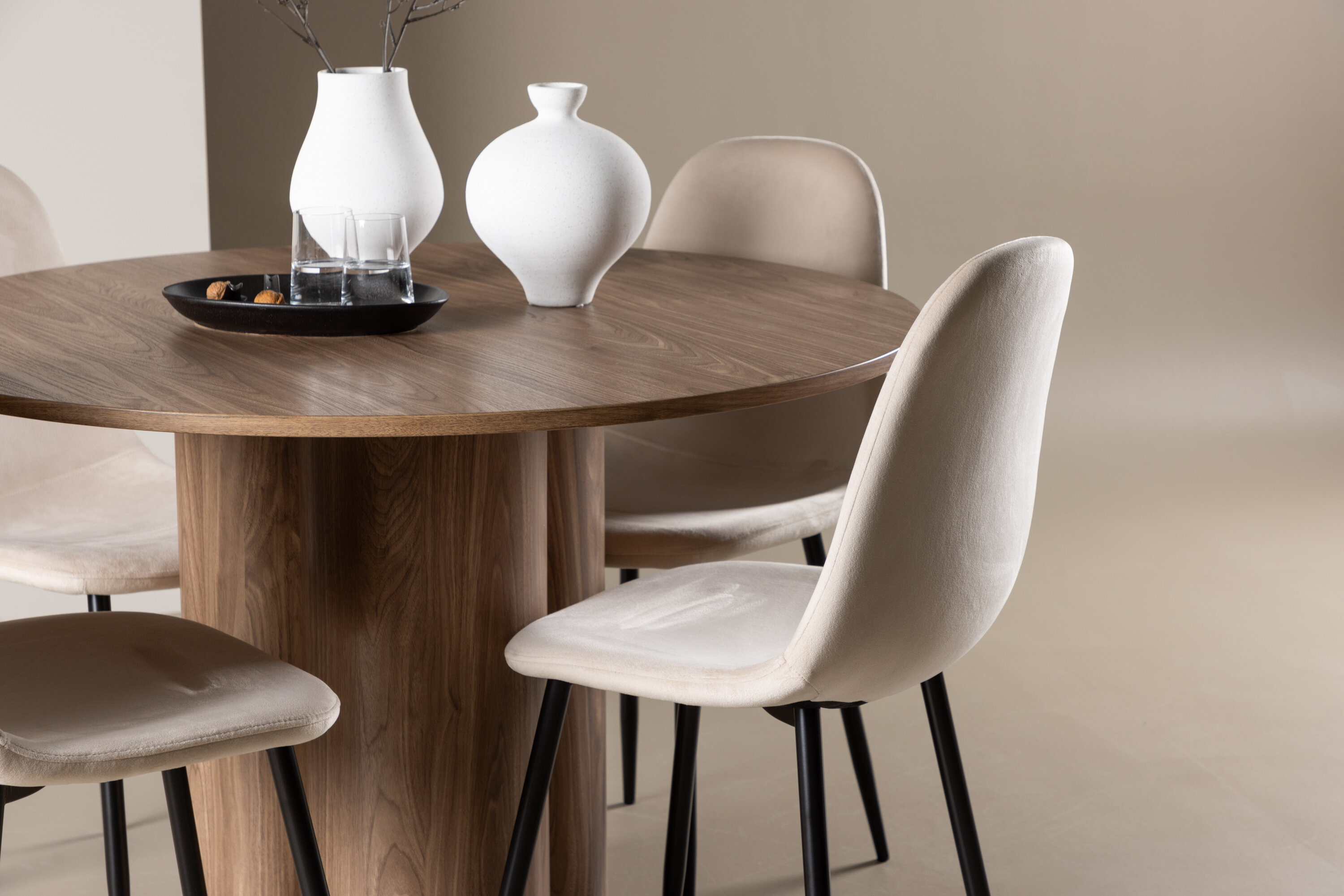 Olivia, Polar ensemble repas rond marron, beige, noir en situation dans une pièce décorée