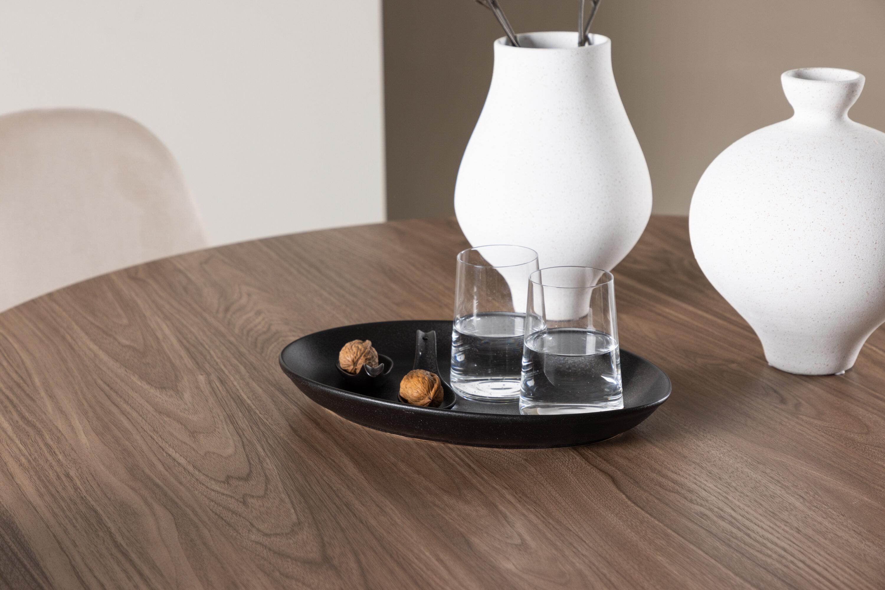 Olivia, Polar ensemble repas rond marron, beige, noir en situation dans une pièce décorée