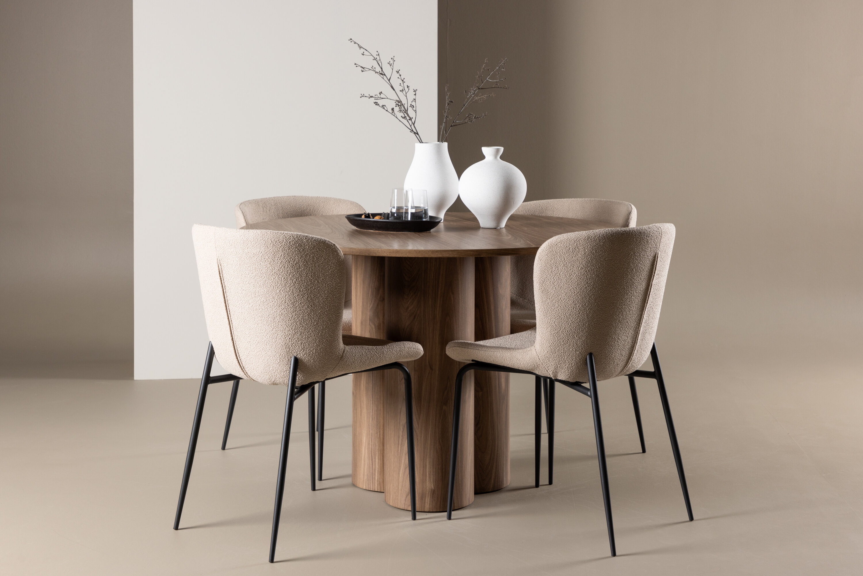 Olivia, Modesto ensemble repas rond marron, beige, noir en situation dans une pièce décorée