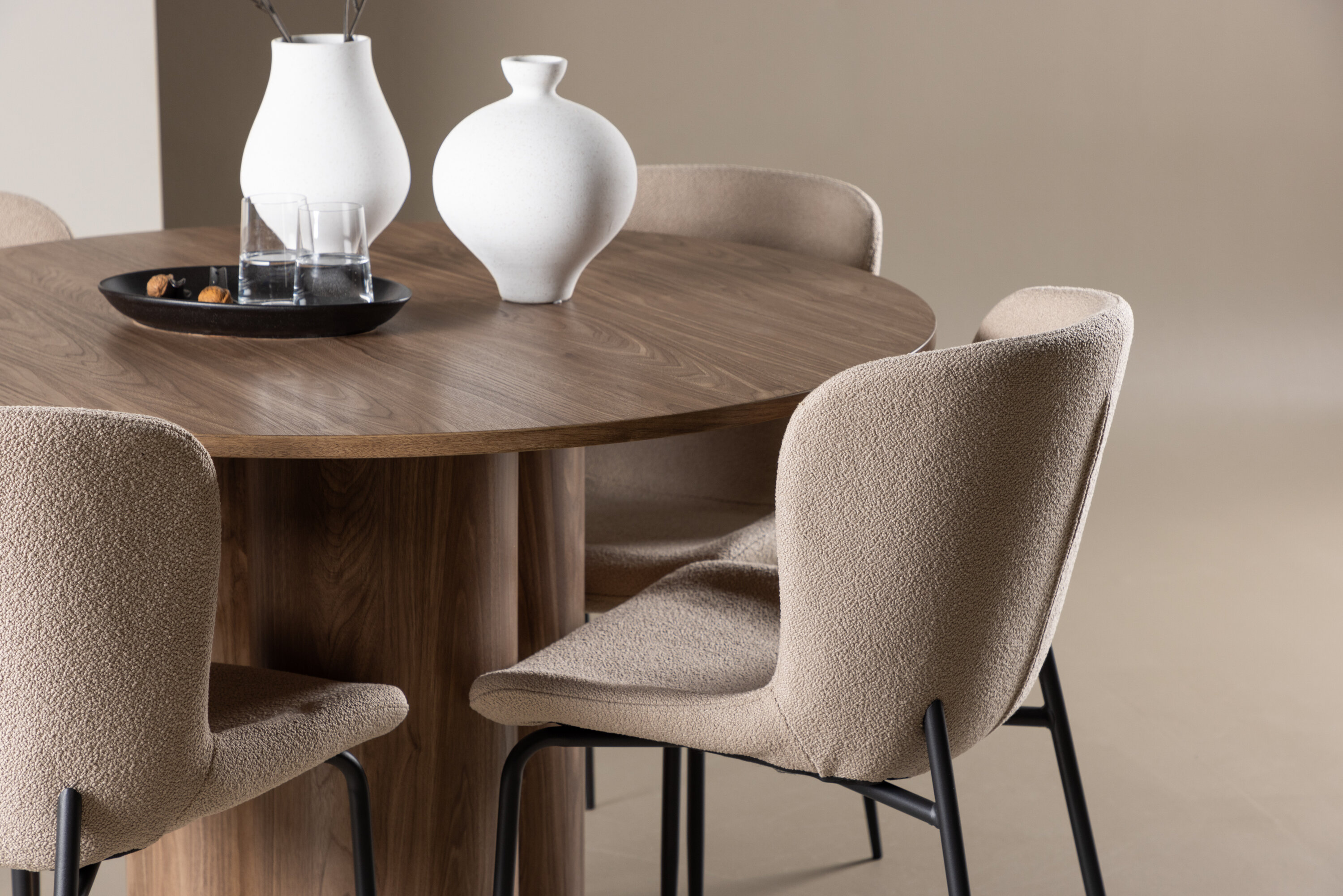 Olivia, Modesto ensemble repas rond marron, beige, noir en situation dans une pièce décorée
