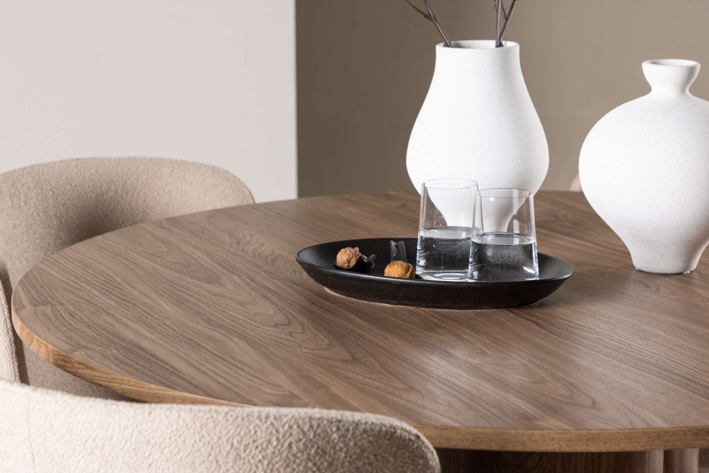 Olivia, Modesto ensemble repas rond marron, beige, noir en situation dans une pièce décorée