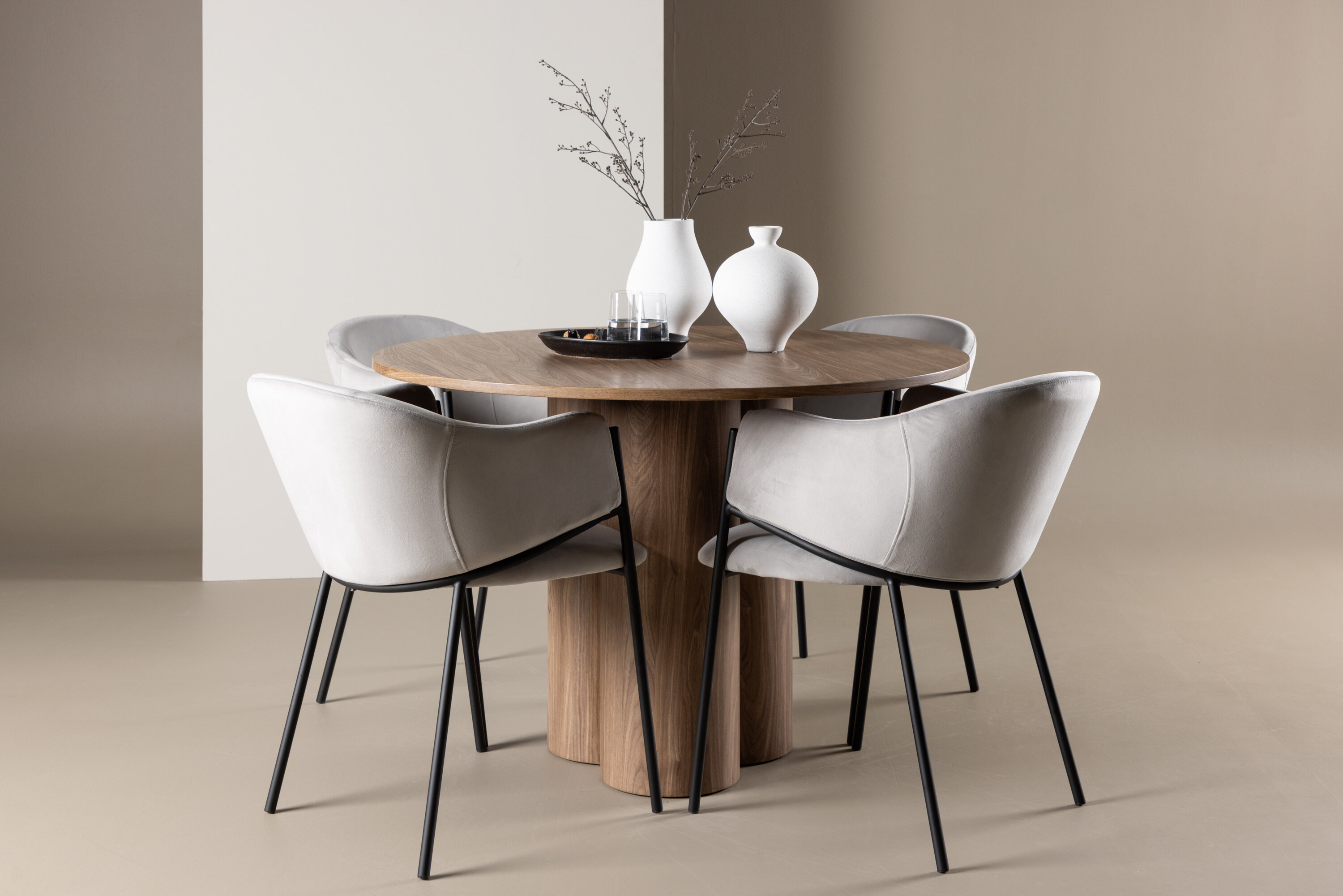 Olivia, Evelina ensemble repas rond marron, noir, gris en situation dans une pièce décorée