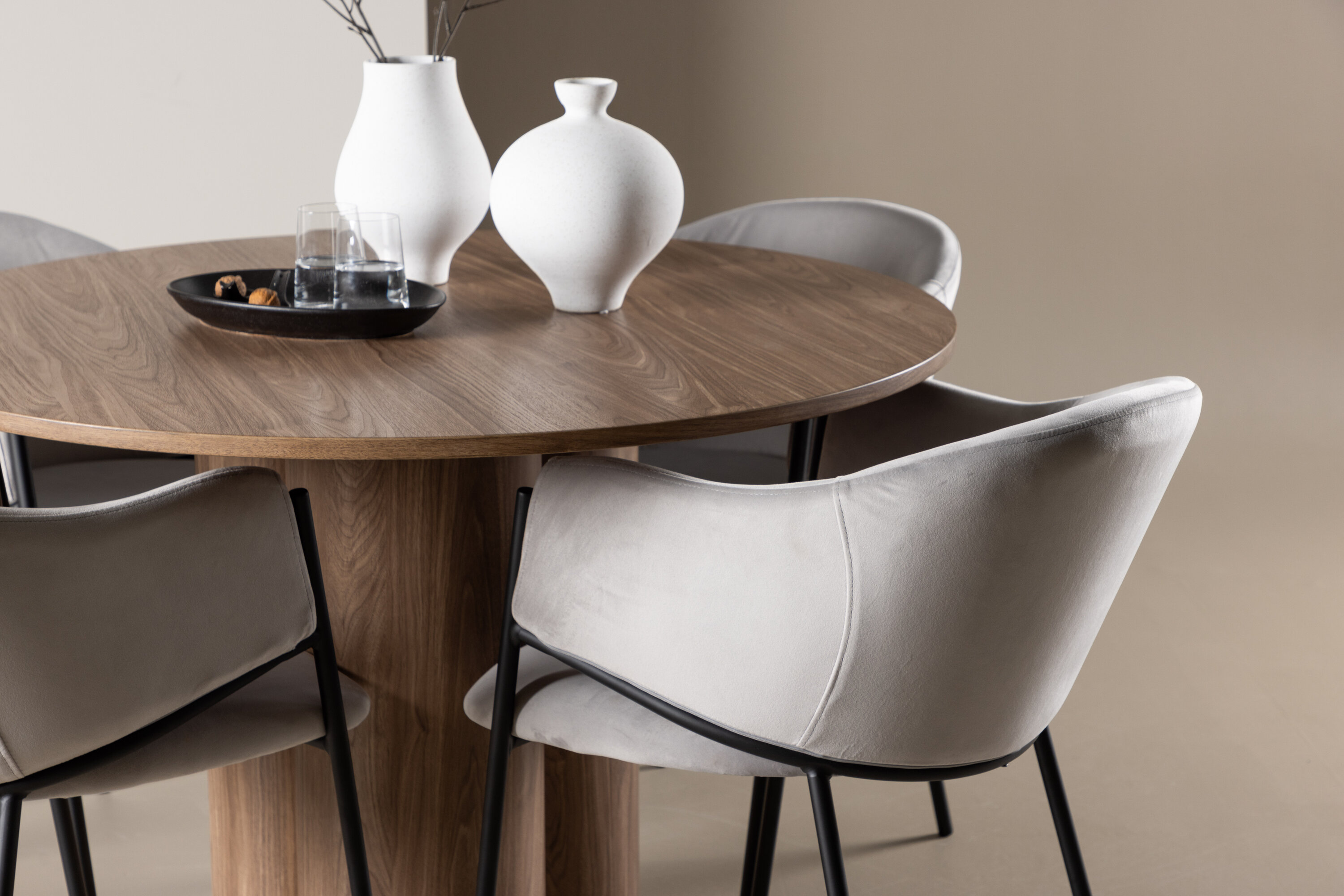 Olivia, Evelina ensemble repas rond marron, noir, gris en situation dans une pièce décorée