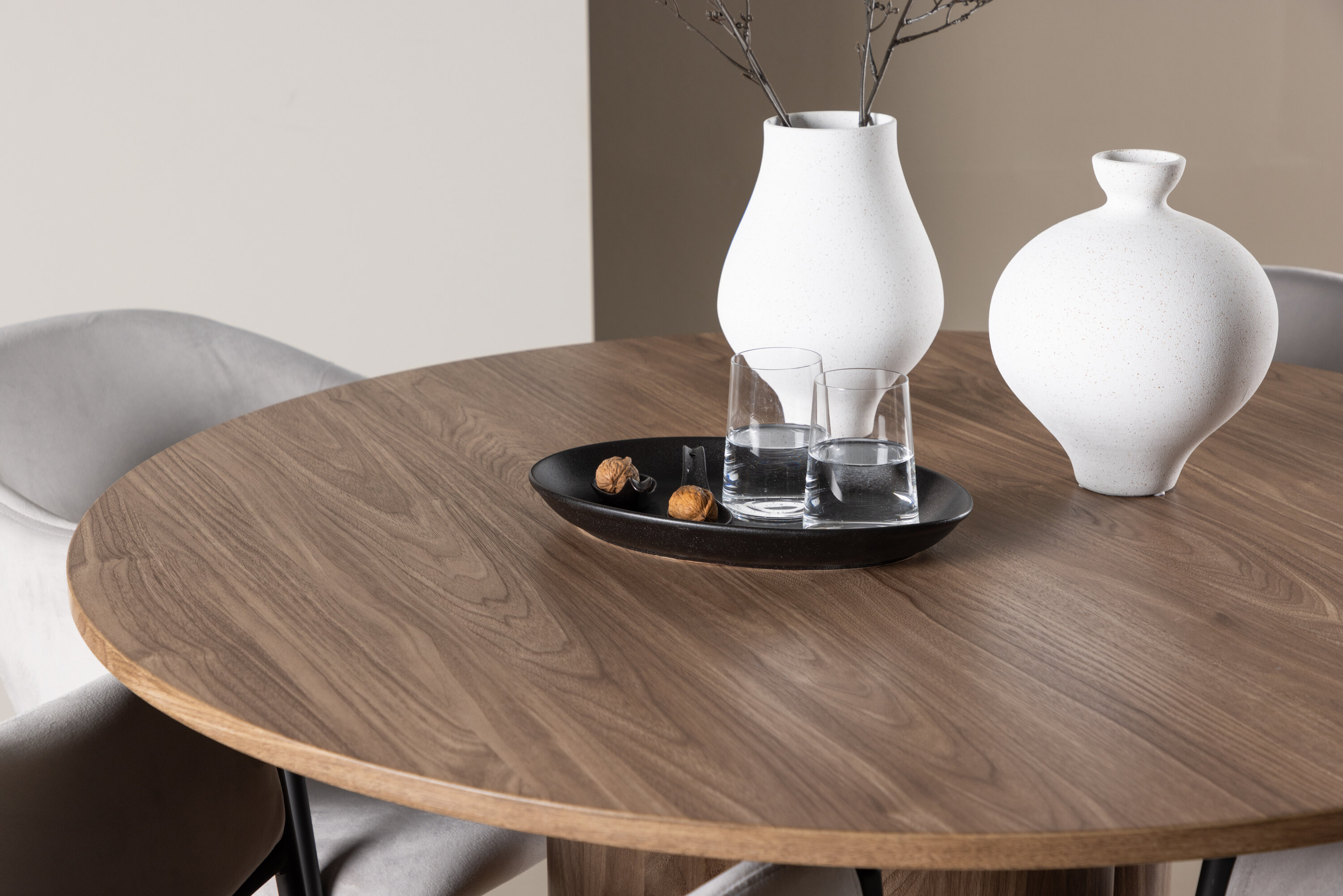 Olivia, Evelina ensemble repas rond marron, noir, gris en situation dans une pièce décorée