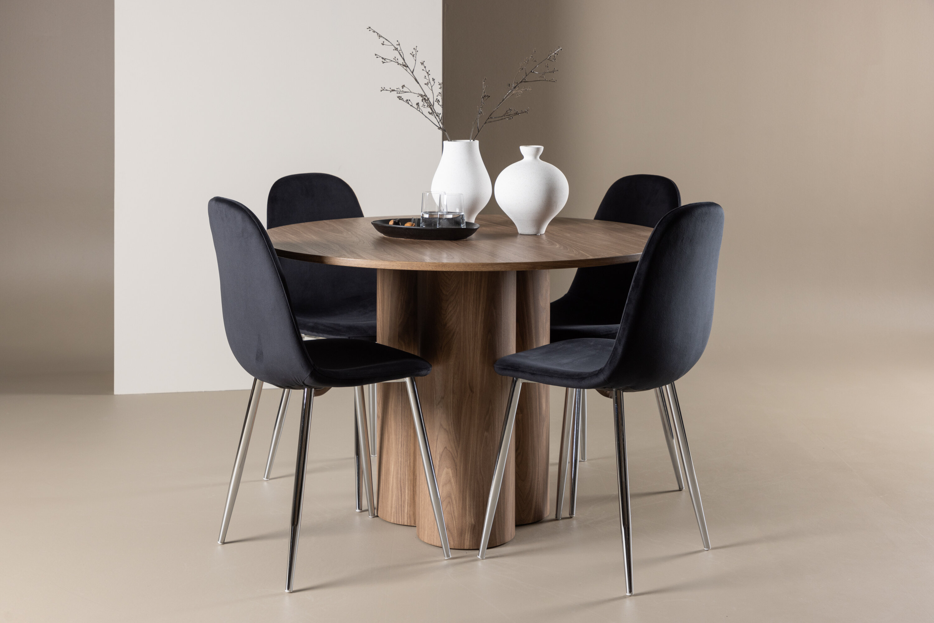 Olivia, Polar ensemble repas rond marron, noir, argenté en situation dans une pièce décorée