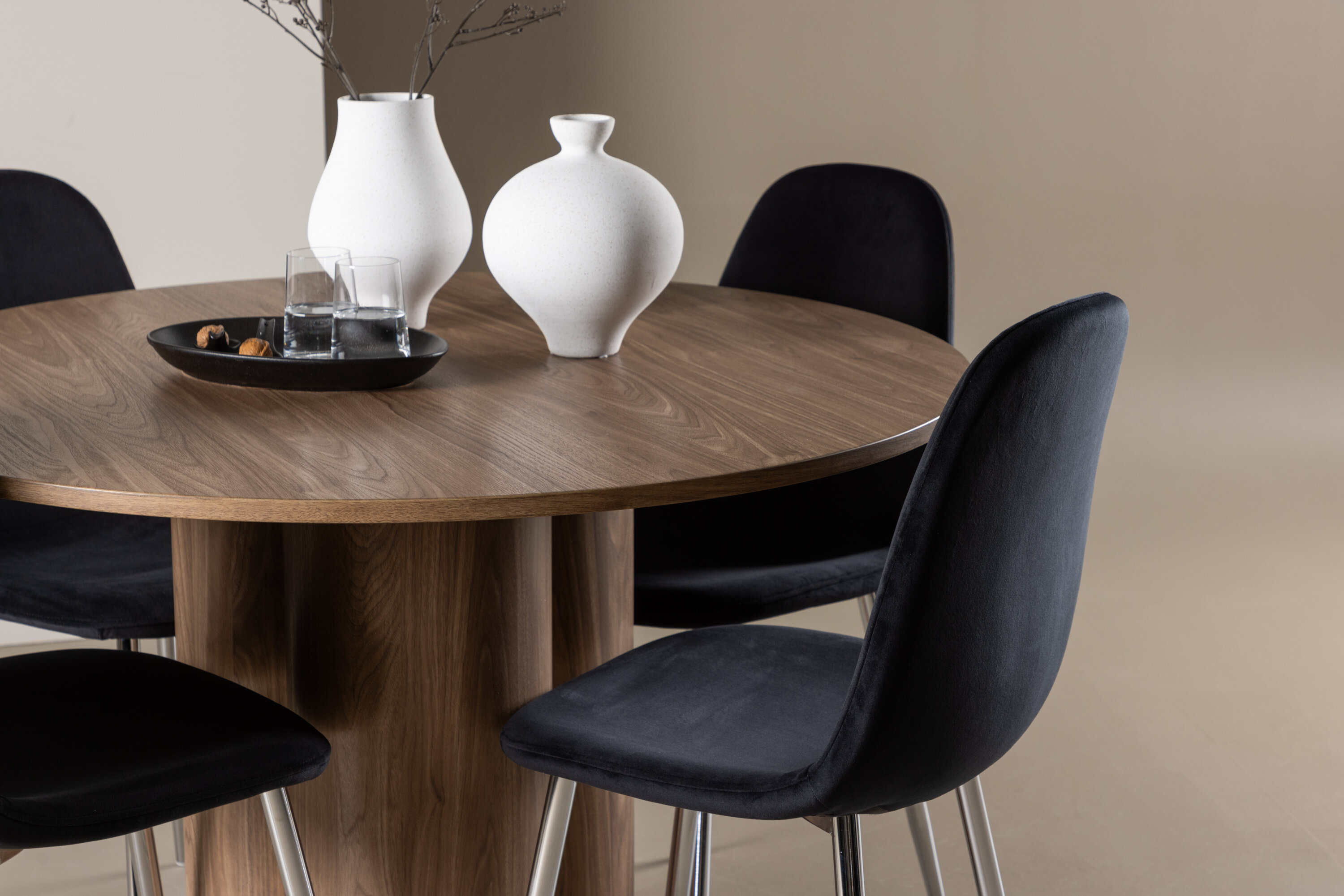 Olivia, Polar ensemble repas rond marron, noir, argenté en situation dans une pièce décorée