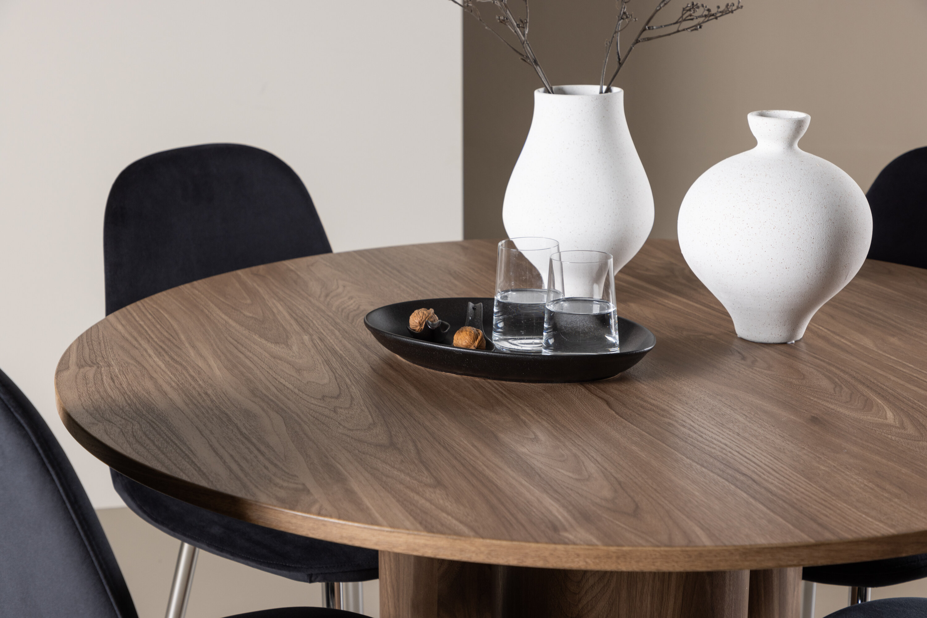 Olivia, Polar ensemble repas rond marron, noir, argenté en situation dans une pièce décorée