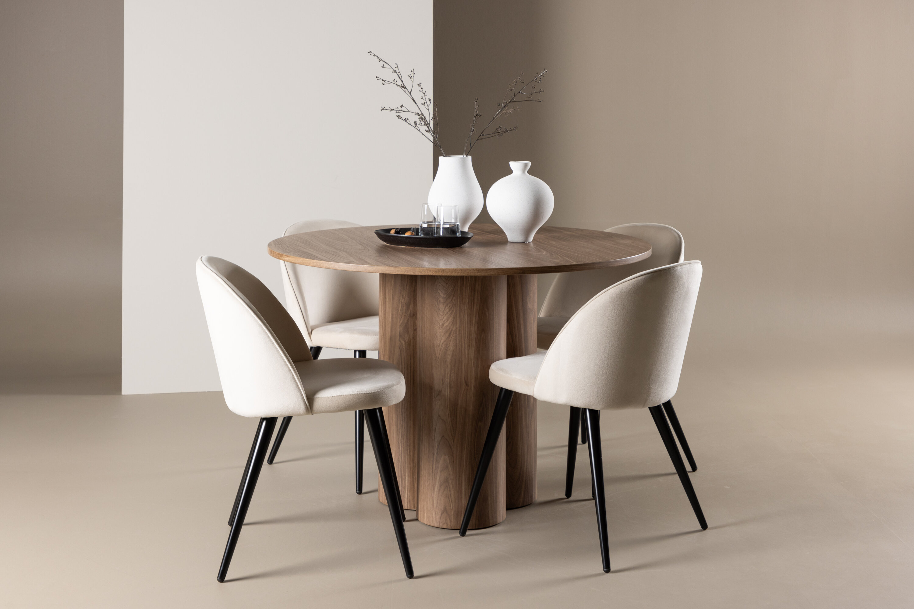 Olivia, Velvet ensemble repas rond marron, beige, noir en situation dans une pièce décorée