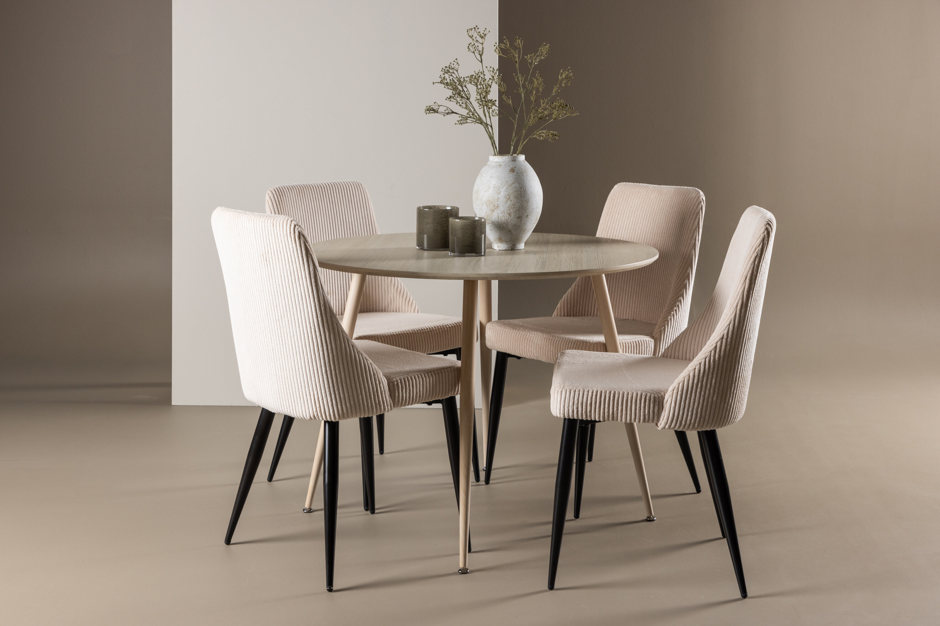 Plaza, Leone ensemble repas rond blanchi, beige, noir en situation dans une pièce décorée