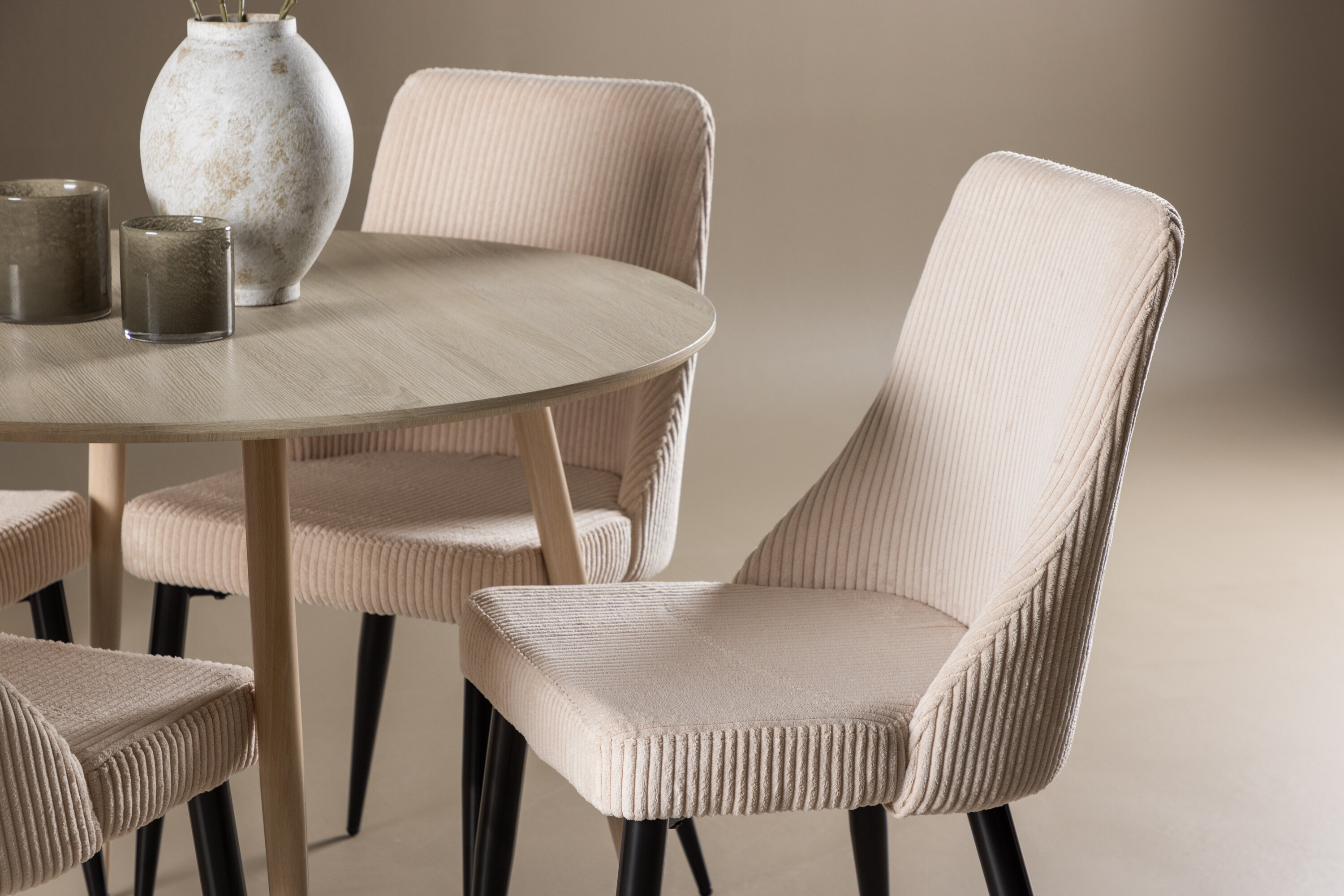 Plaza, Leone ensemble repas rond blanchi, beige, noir en situation dans une pièce décorée