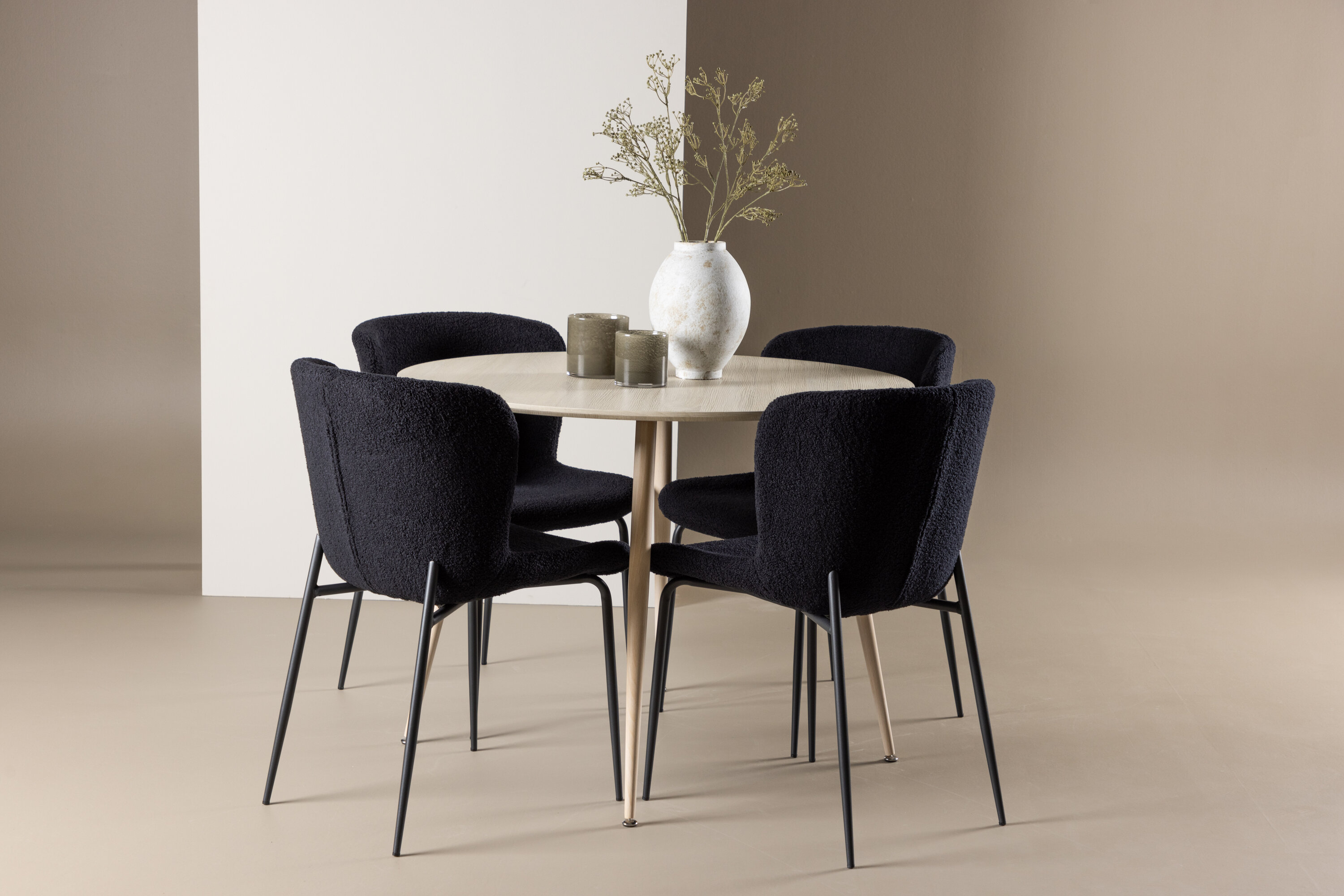 Plaza, Modesto ensemble repas rond blanchi, noir en situation dans une pièce décorée