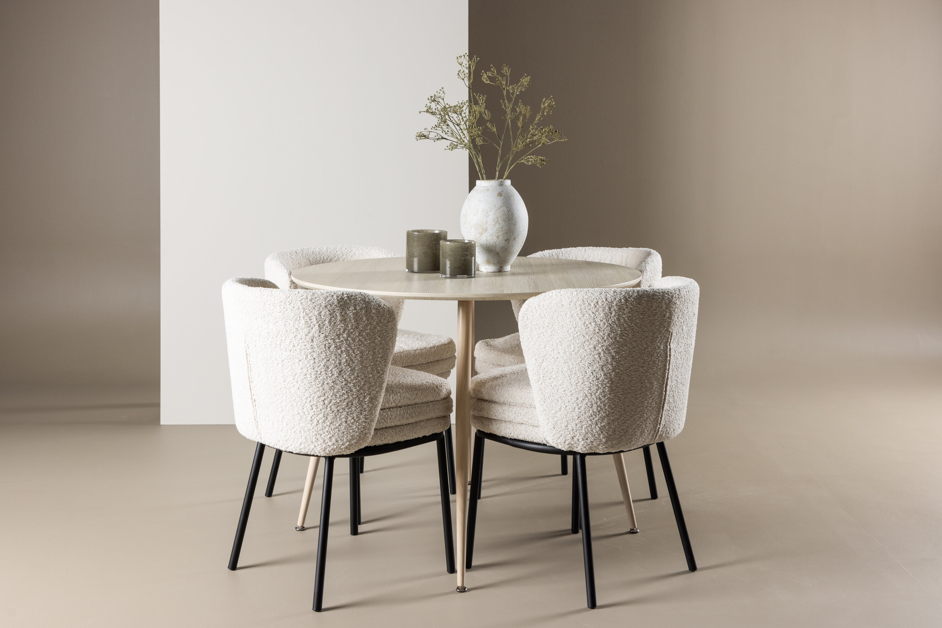 Plaza, Agnes ensemble repas rond blanchi, noir, blanc en situation dans une pièce décorée