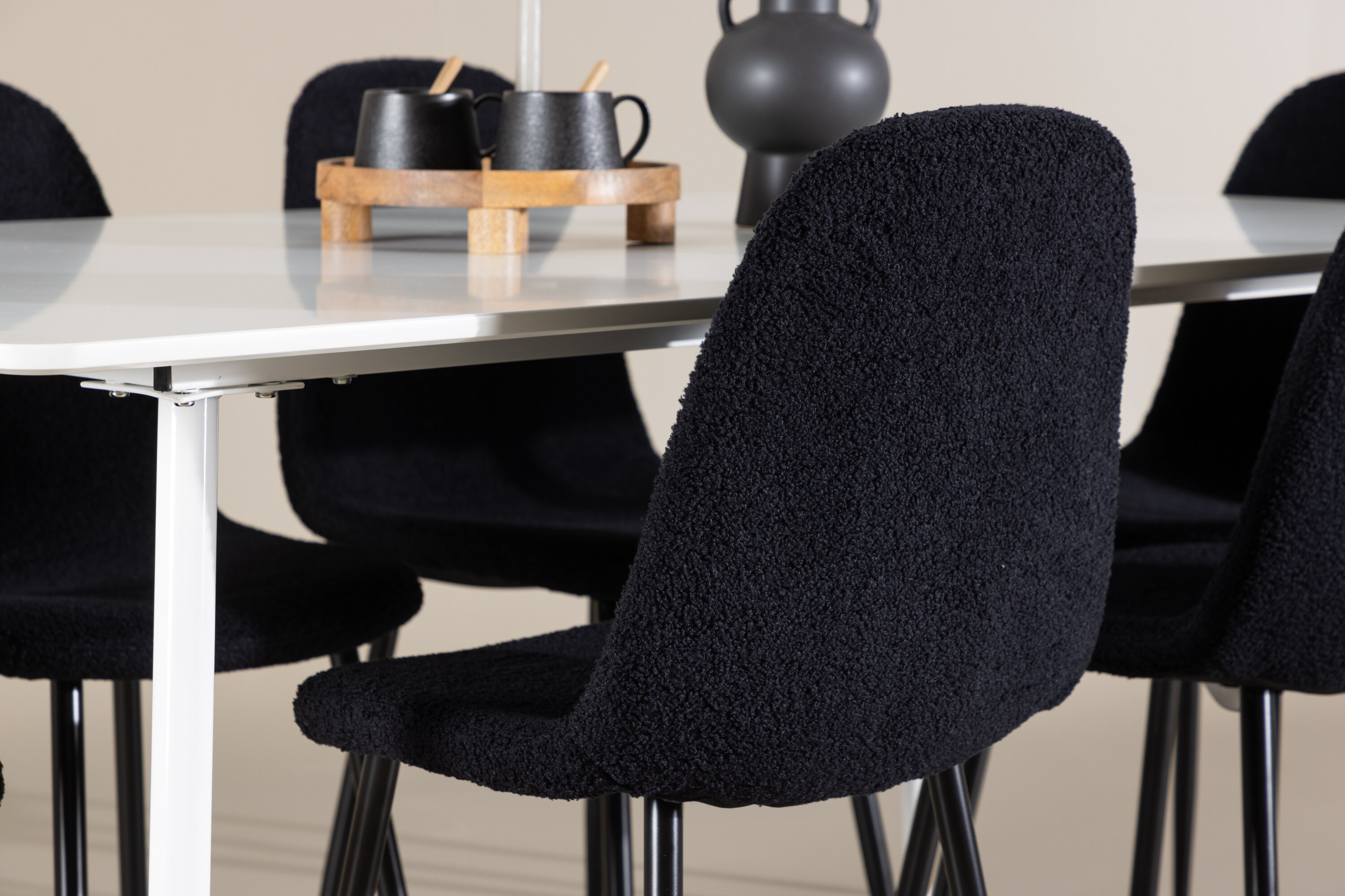 Silar, Polar ensemble repas rectangulaire blanc, noir en situation dans une pièce décorée